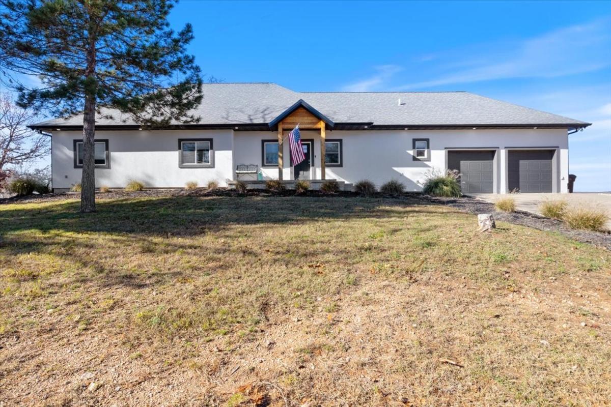 Amazing Sunset Lake Views, Huge Deck & Hot Tub!