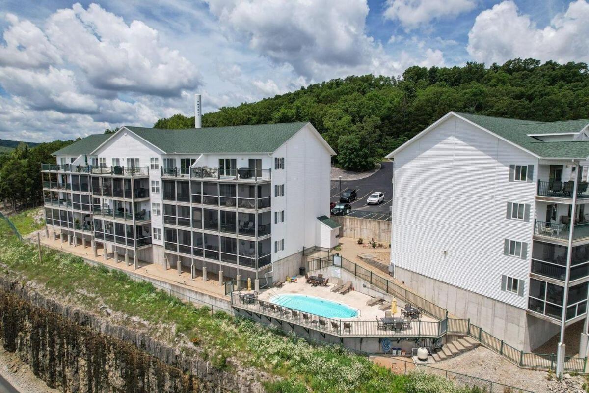 Boat Slip, 3 Pools, Golf, Ozarks Ampitheater, & Amazing Lake Views at Big Niangua