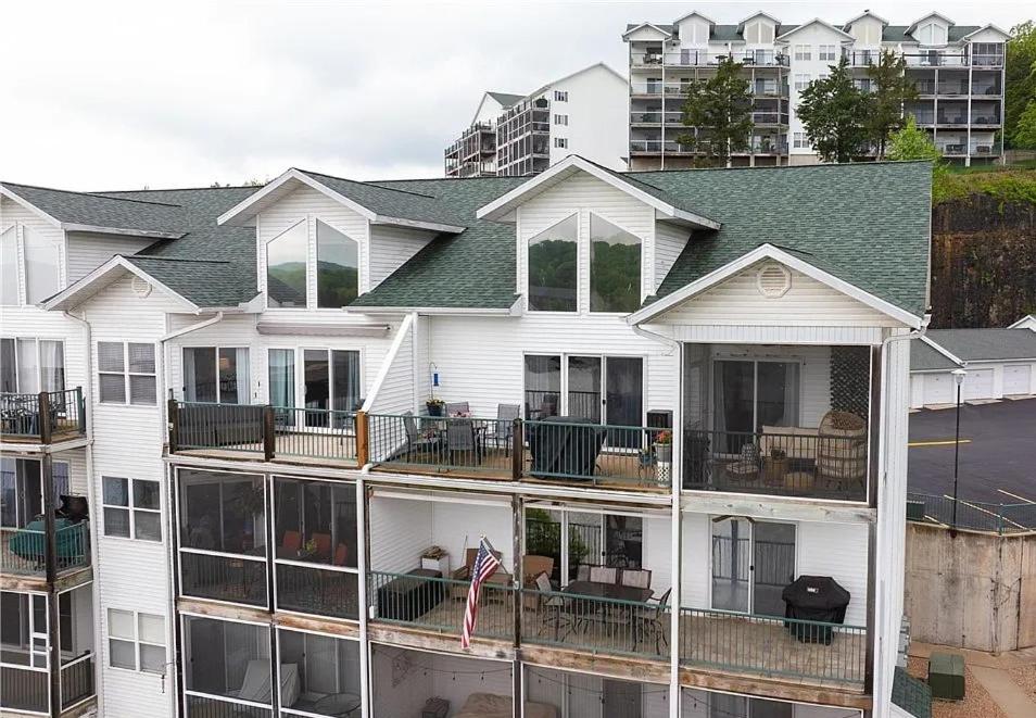 Boat Slip, 3 Pools, Golf, Ozarks Ampitheater, & Amazing Lake Views at Big Niangua
