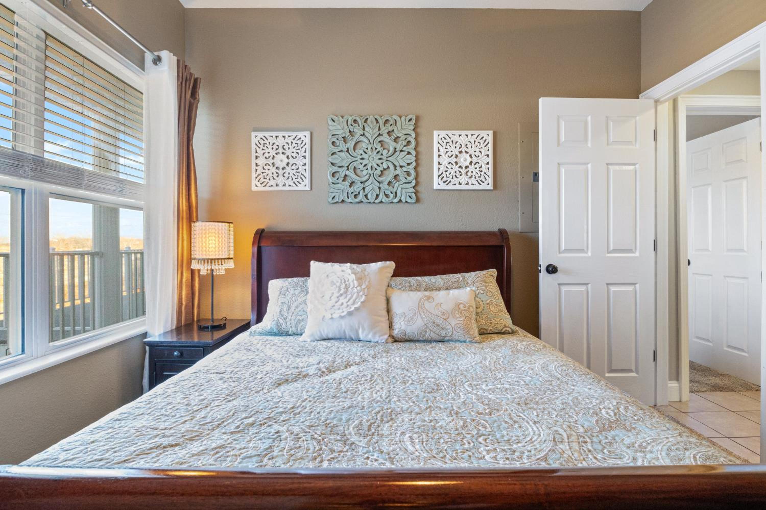 Beautiful Cove Views & Plenty Relaxing Spaces