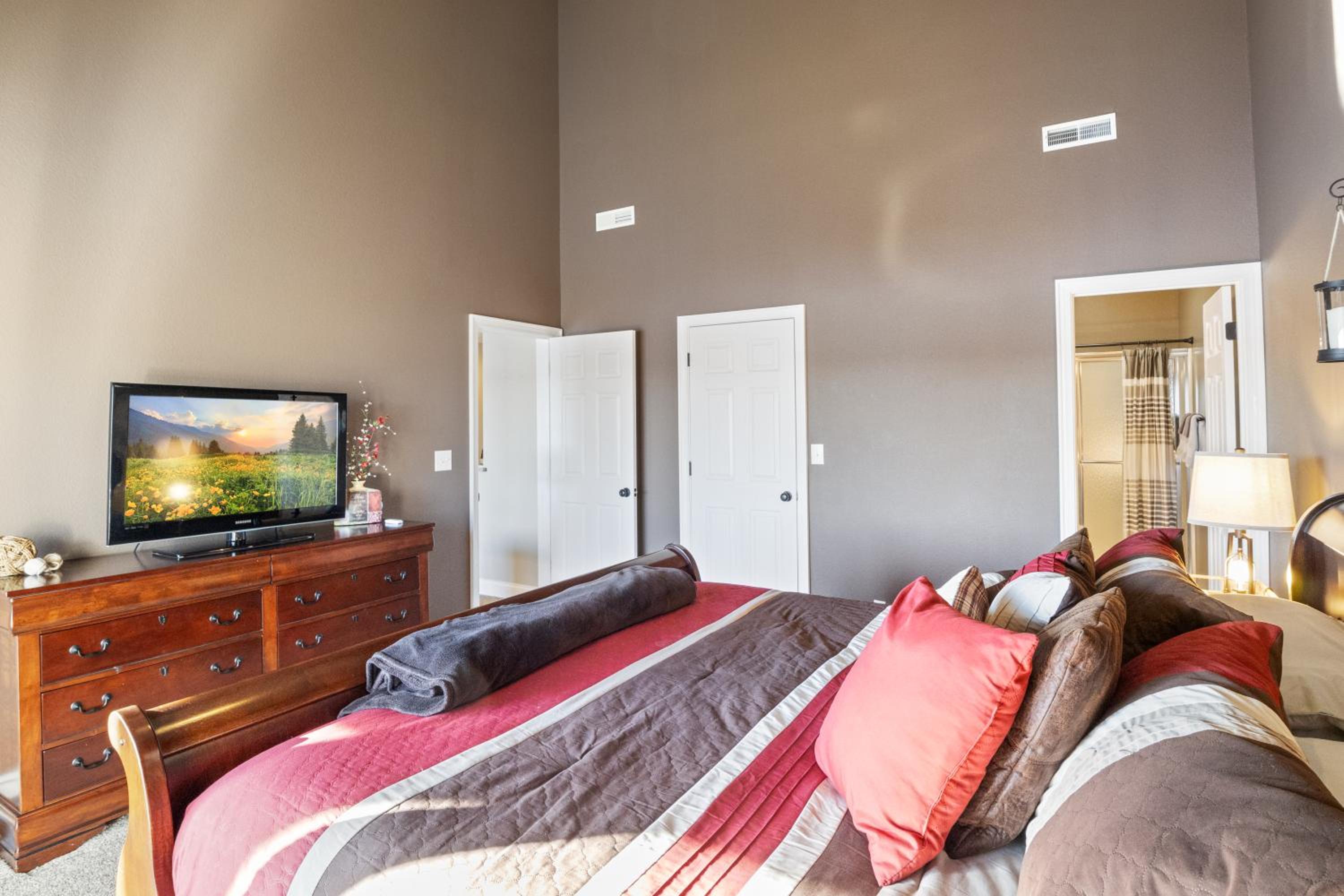 Beautiful Cove Views & Plenty Relaxing Spaces