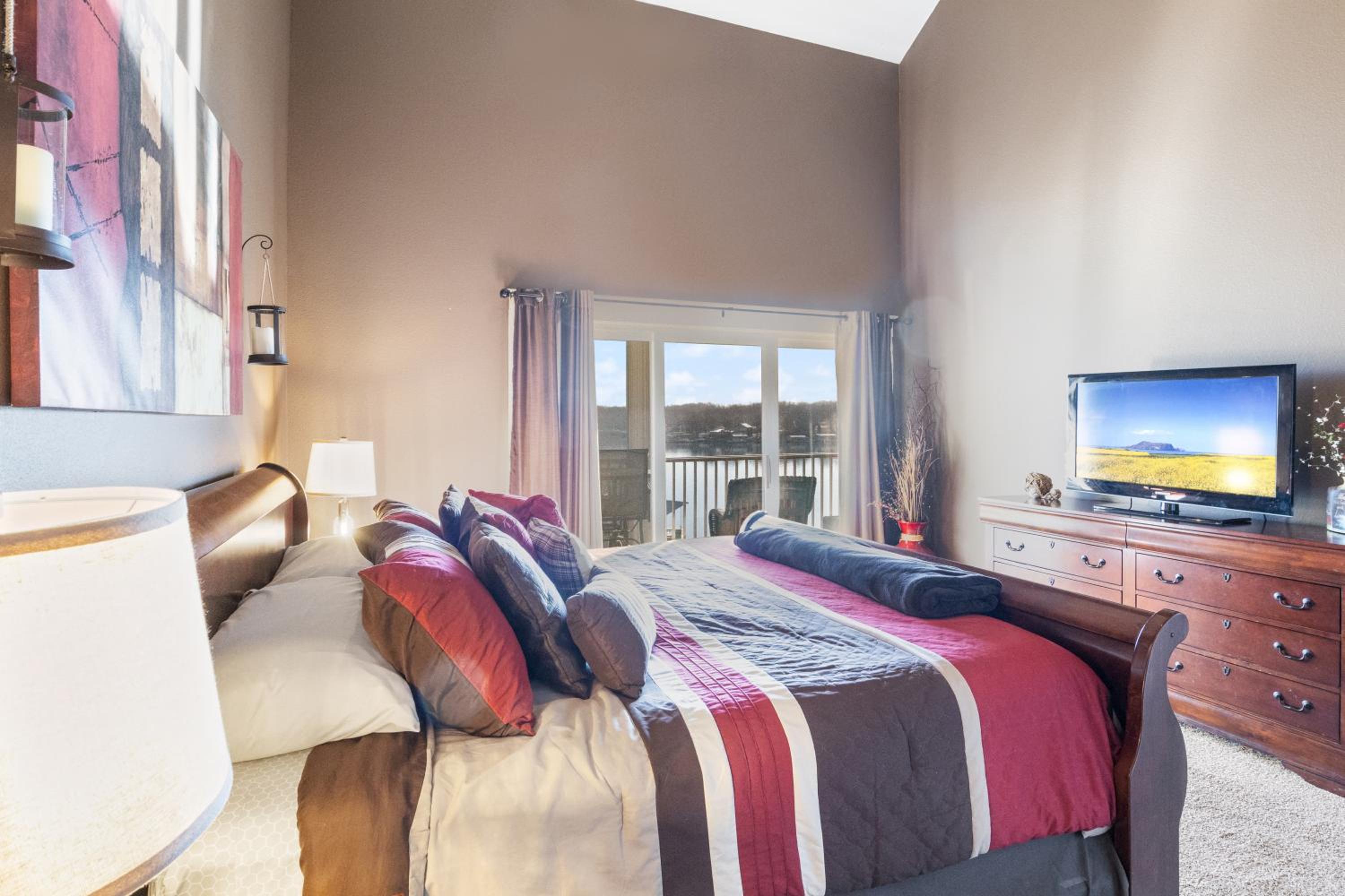 Beautiful Cove Views & Plenty Relaxing Spaces