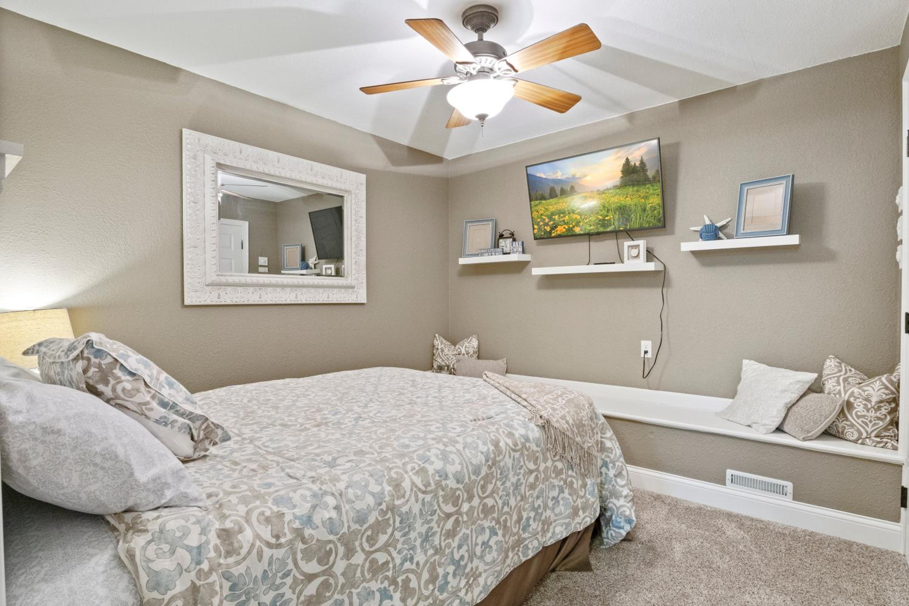 Beautiful Cove Views & Plenty Relaxing Spaces