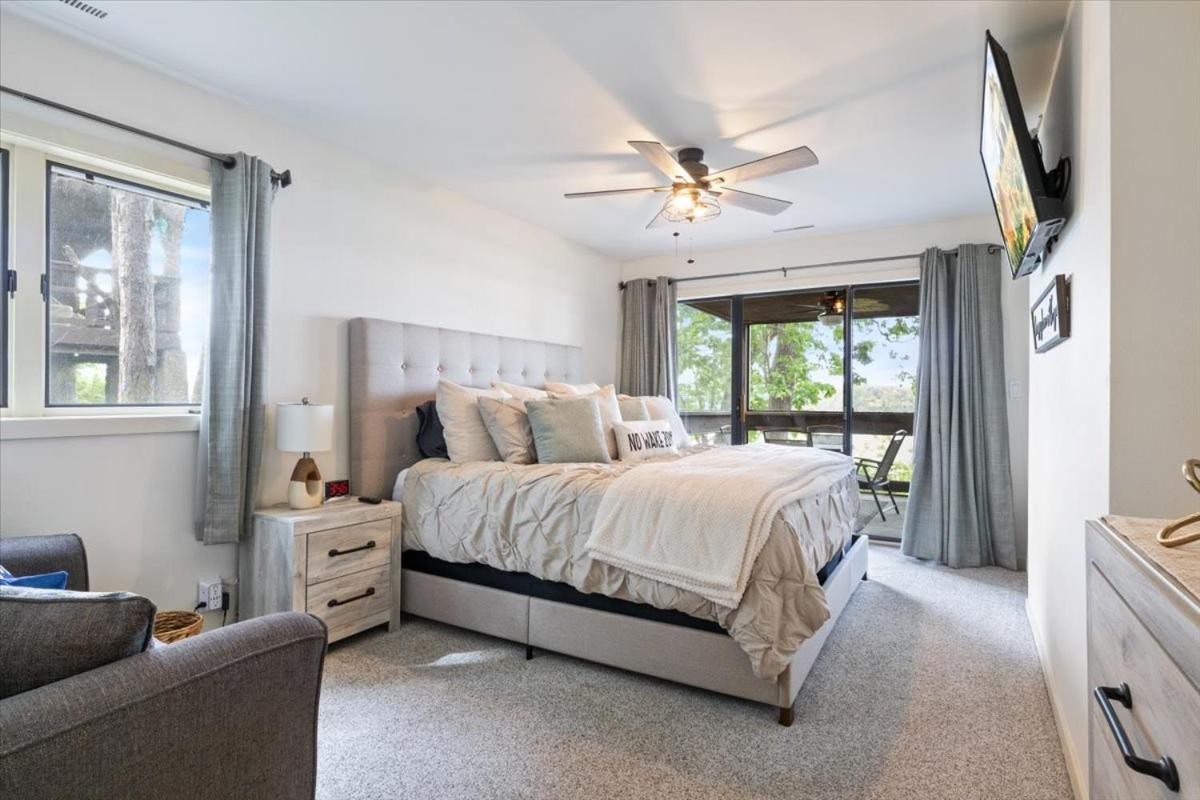 Excellent Family Stay w/ Boat Slip, 2 Pools, Hot Tub, Courts & Arcade Games