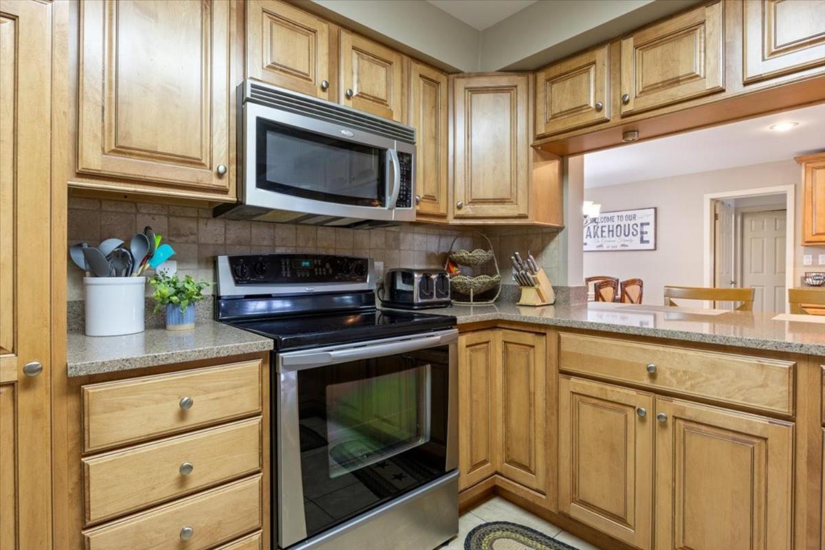 Excellent Family Stay w/ Boat Slip, 2 Pools, Hot Tub, Courts & Arcade Games