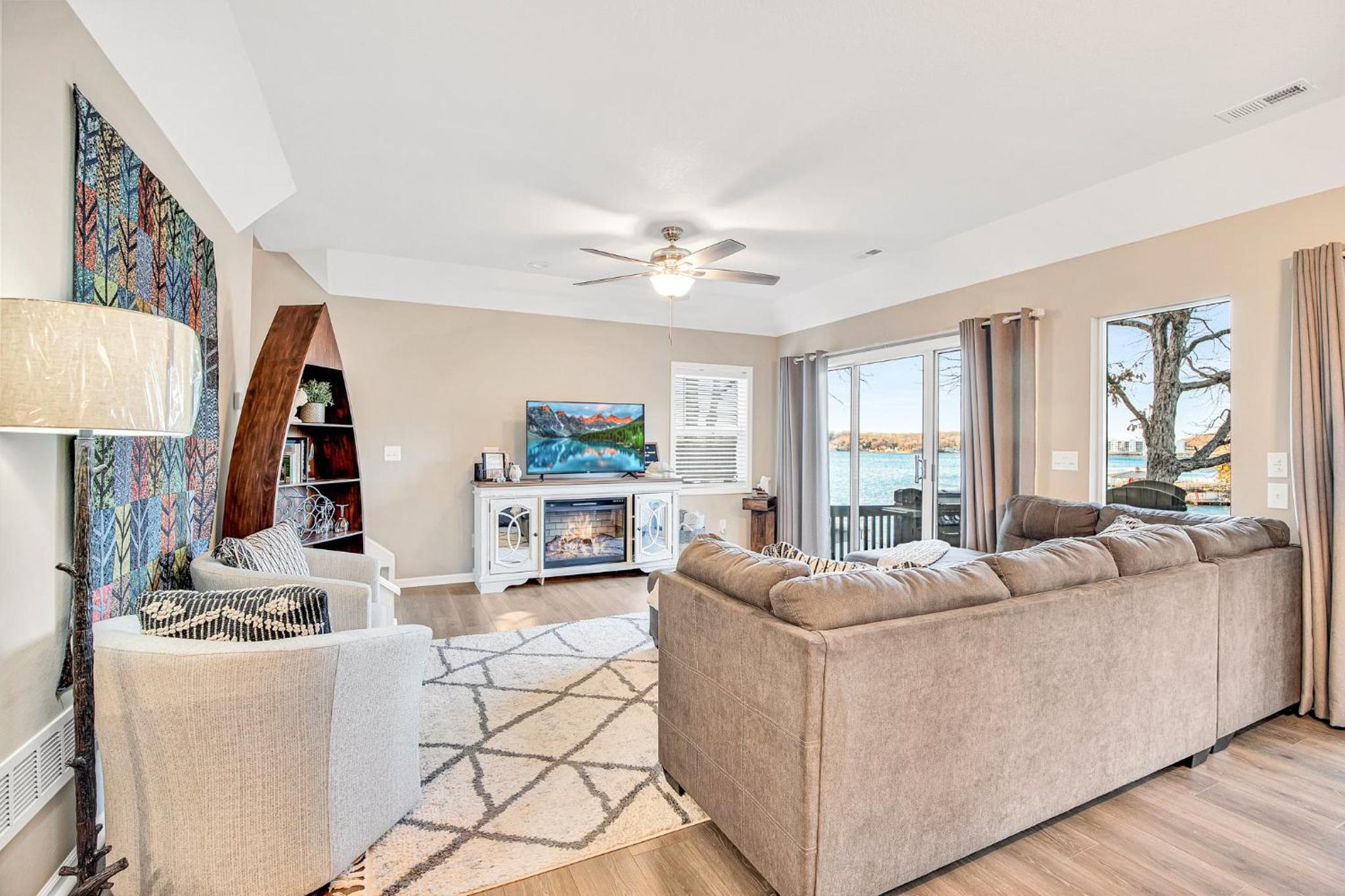 Captivating Views, Amazing Design and Lake Living