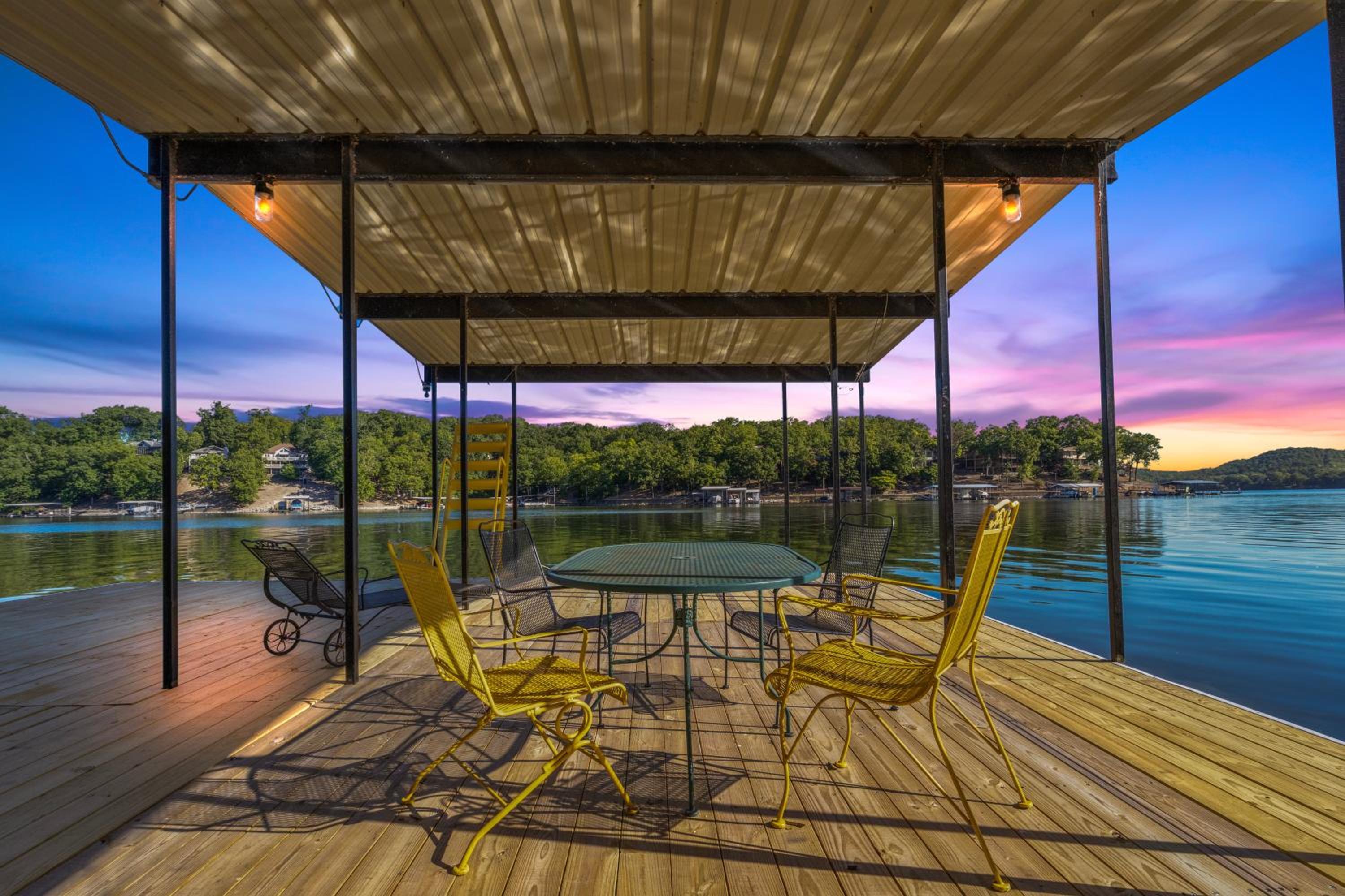 Firepit, Kayaks, Paddle Board, Lake Views, Great Location