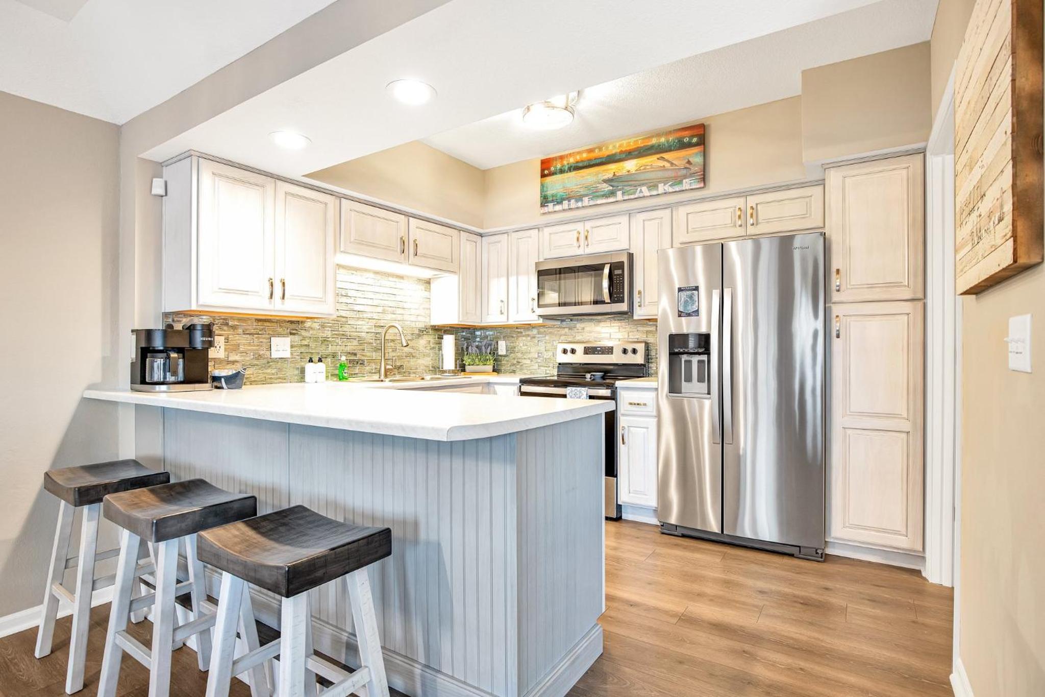 Captivating Views, Amazing Design and Lake Living