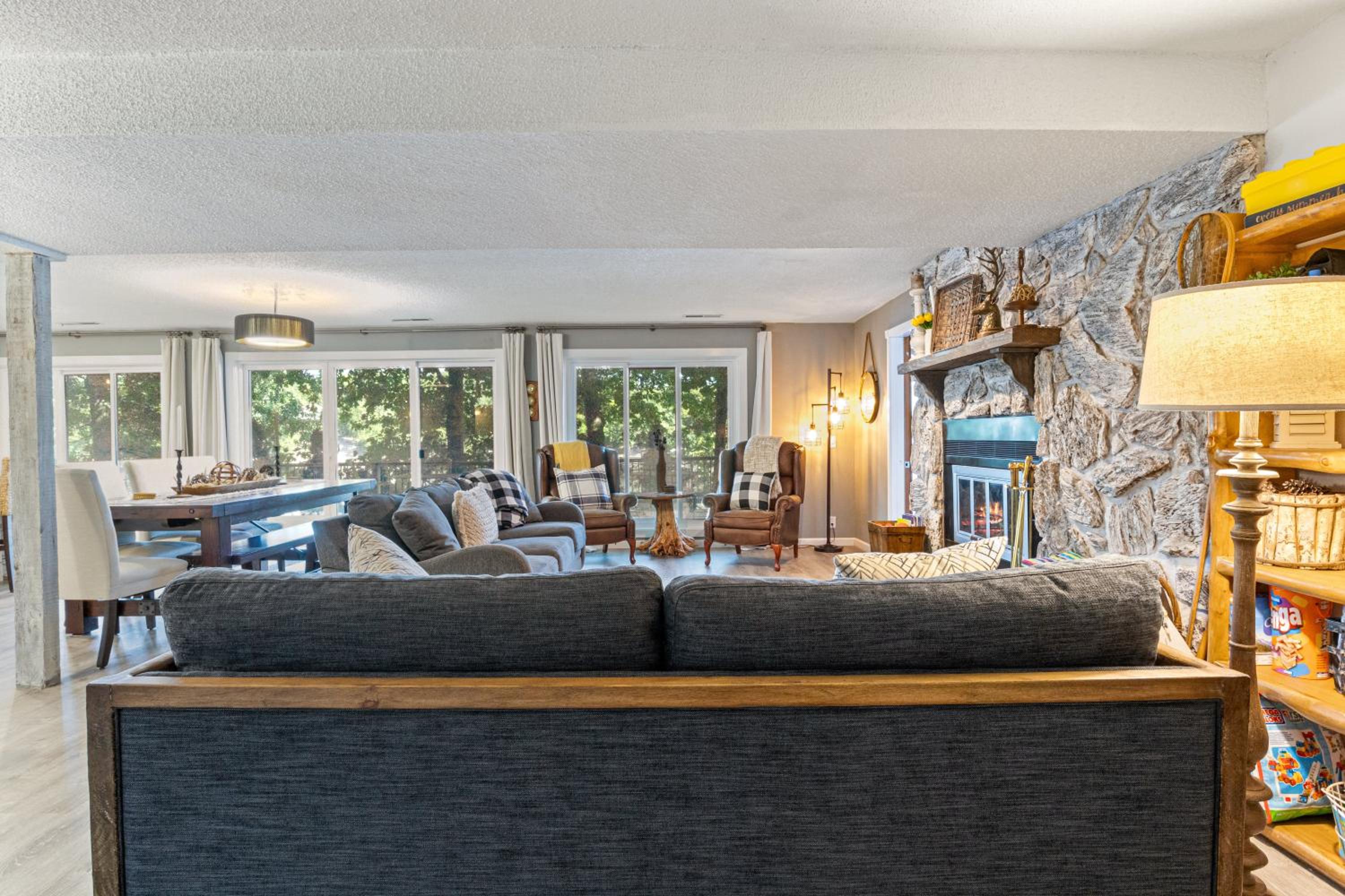 Firepit, Kayaks, Paddle Board, Lake Views, Great Location