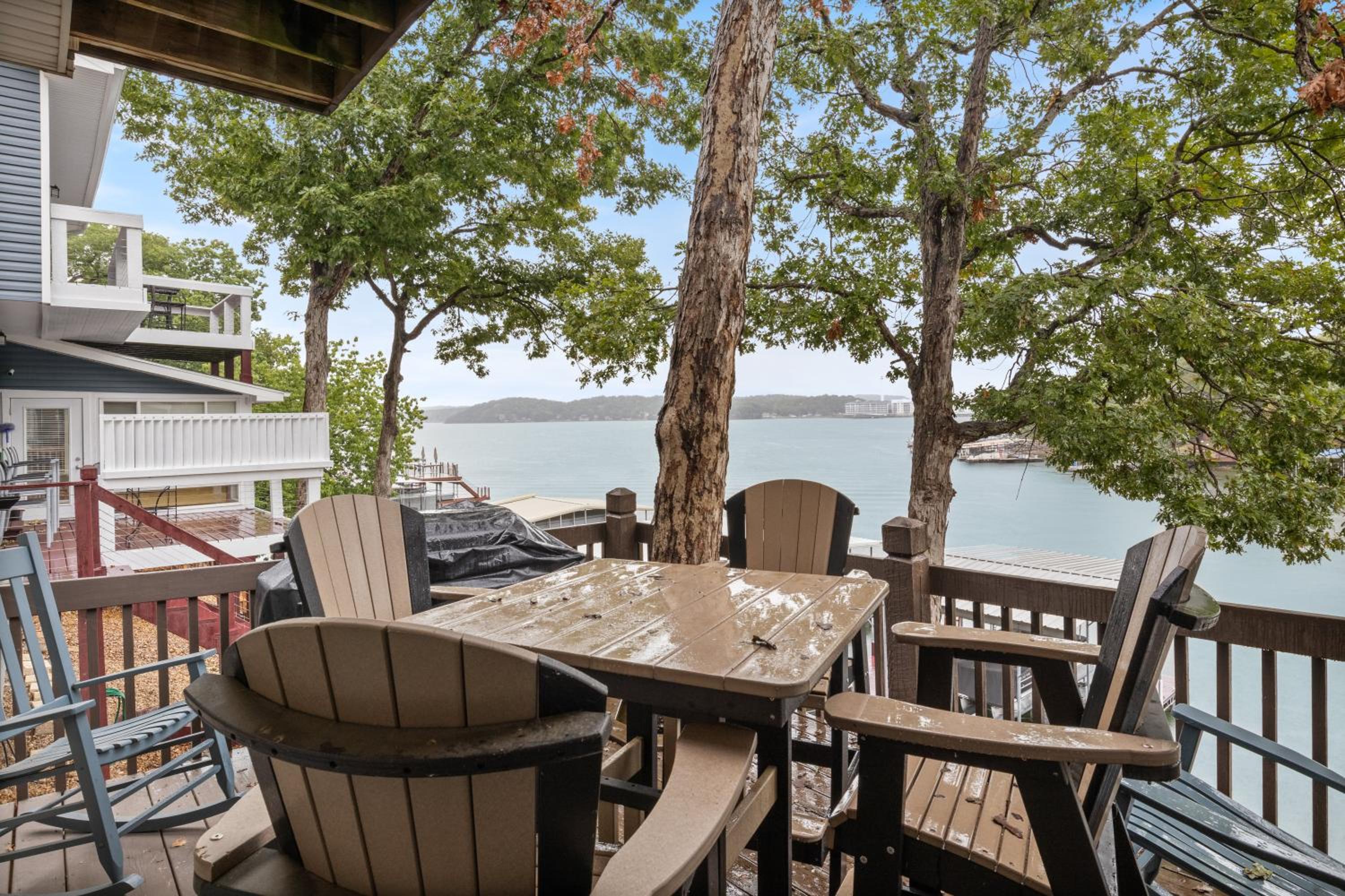 Captivating Views, Amazing Design and Lake Living