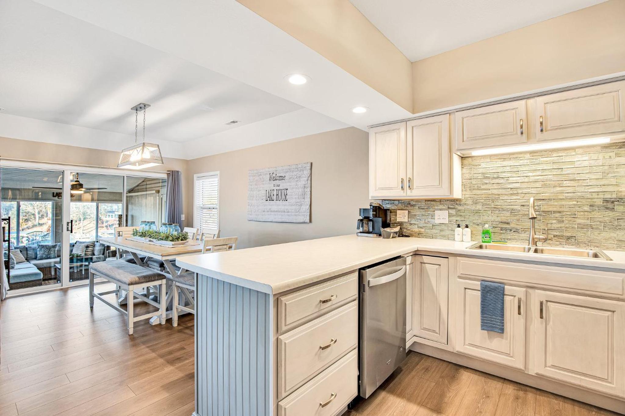 Captivating Views, Amazing Design and Lake Living