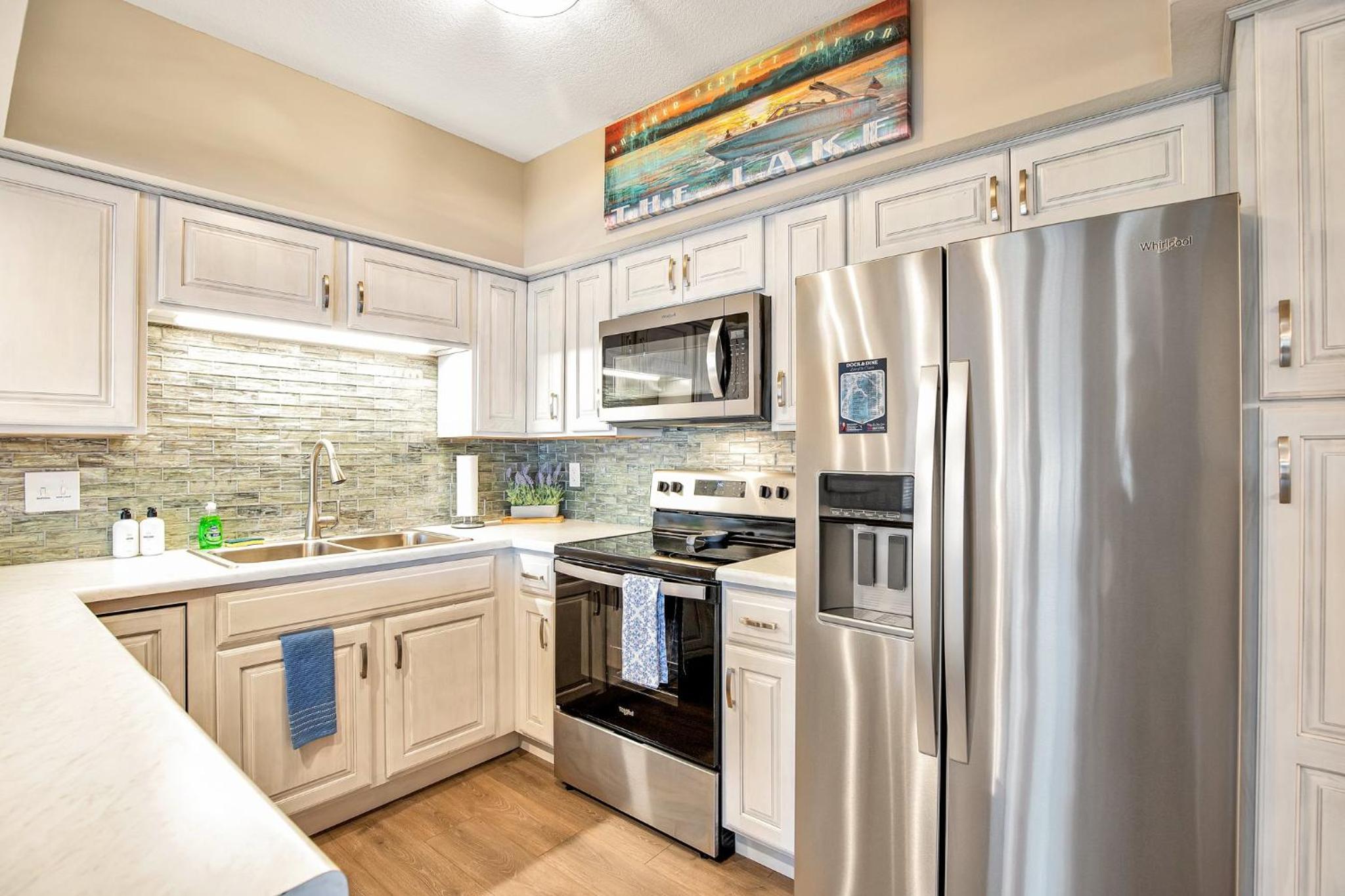 Captivating Views, Amazing Design and Lake Living