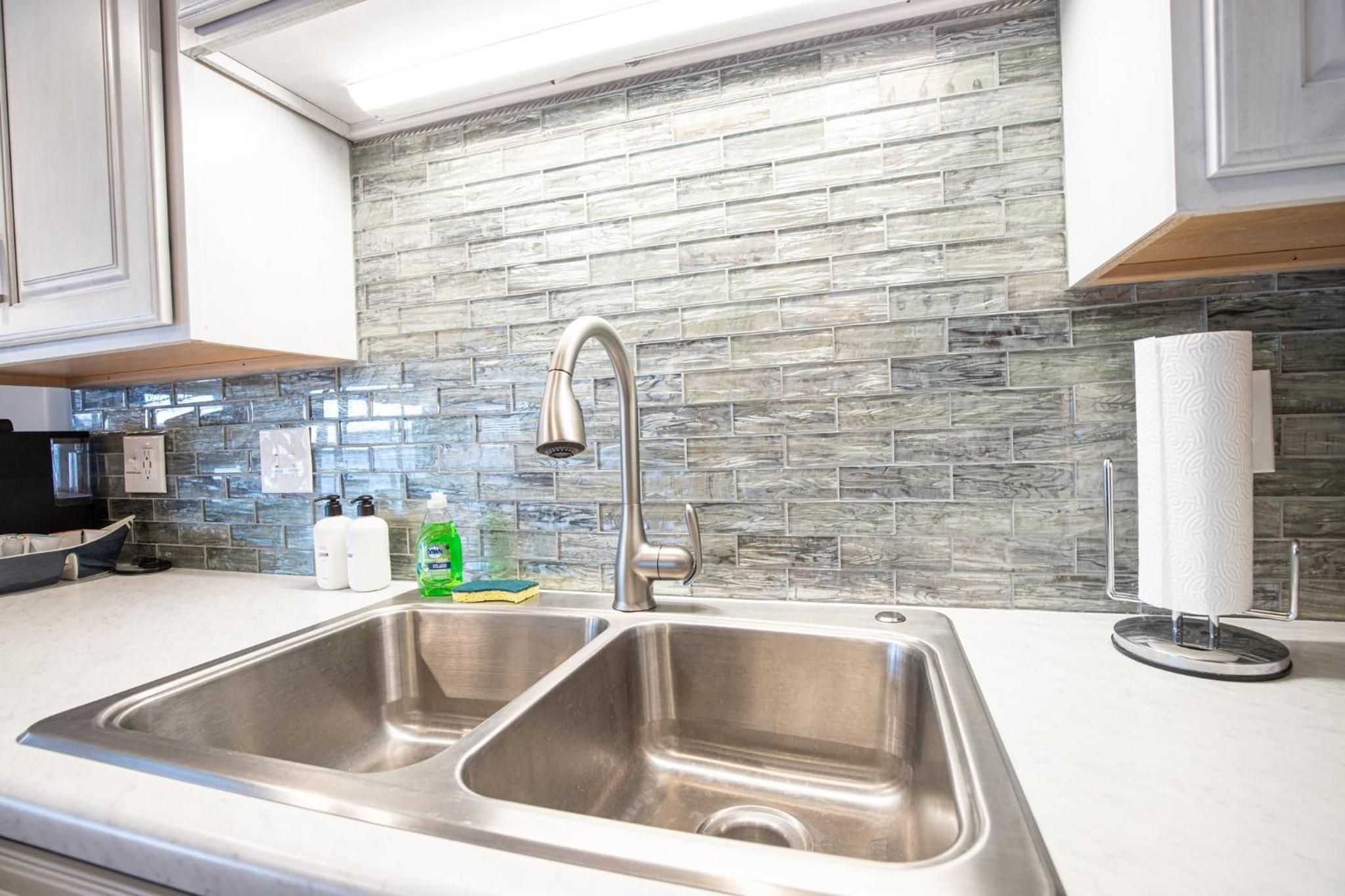 Captivating Views, Amazing Design and Lake Living