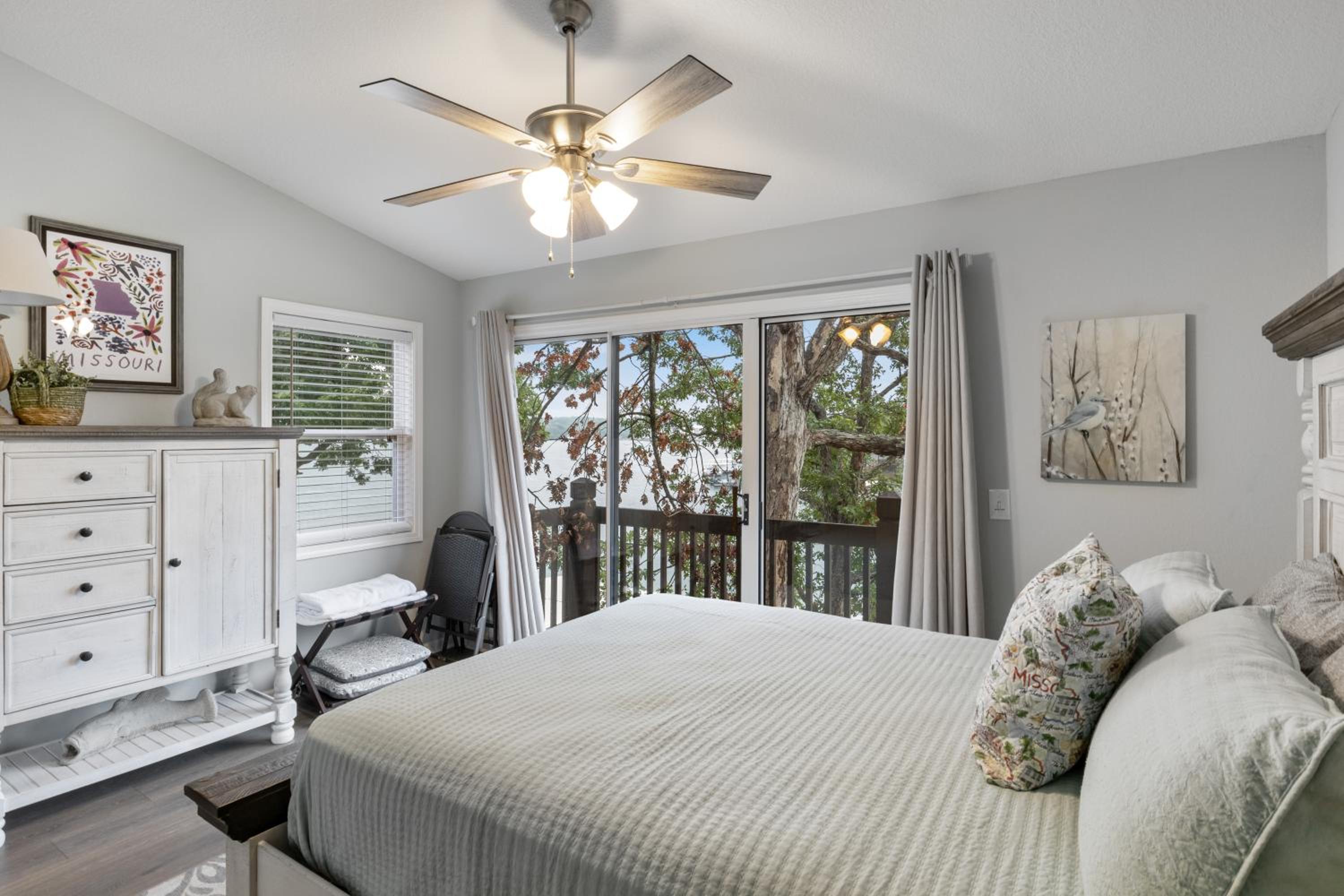 Captivating Views, Amazing Design and Lake Living