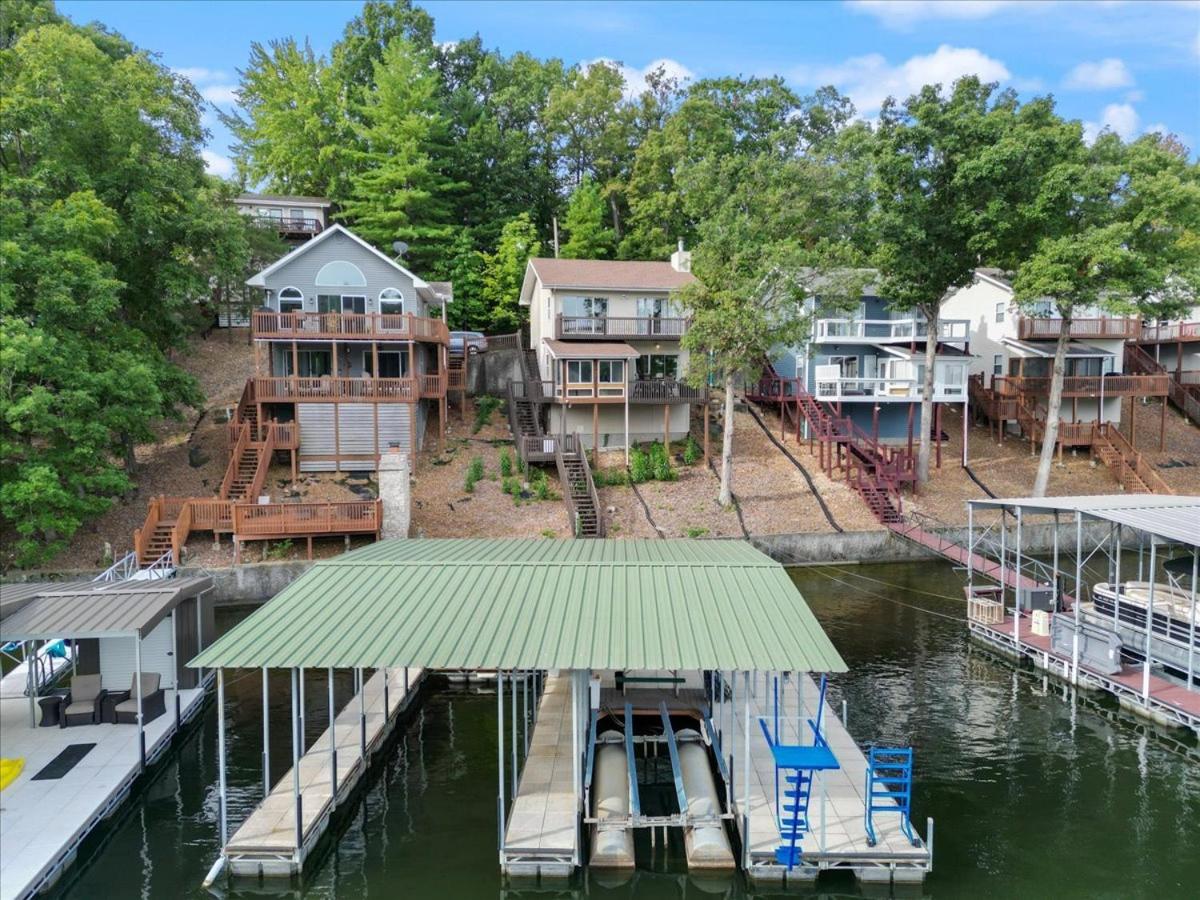 Captivating Views, Amazing Design and Lake Living