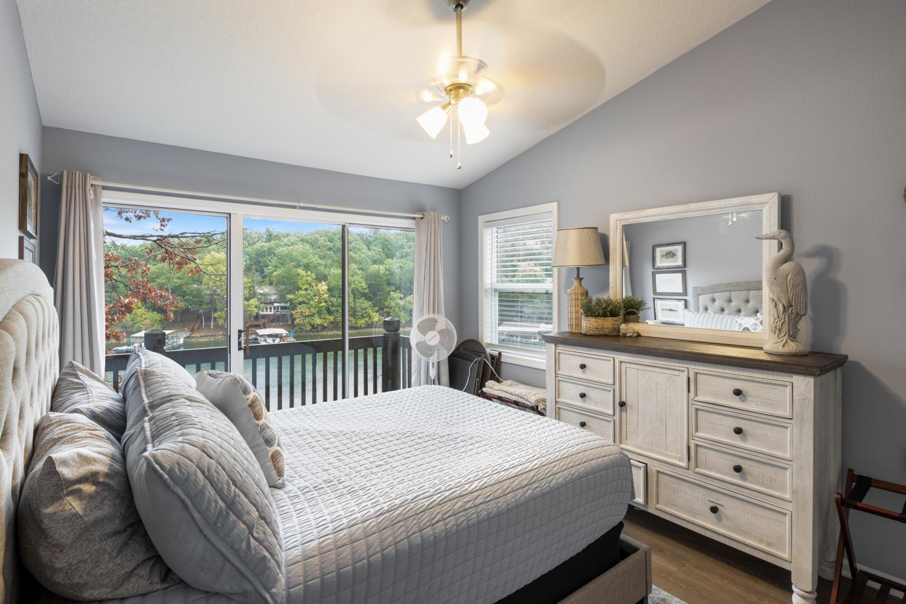 Captivating Views, Amazing Design and Lake Living
