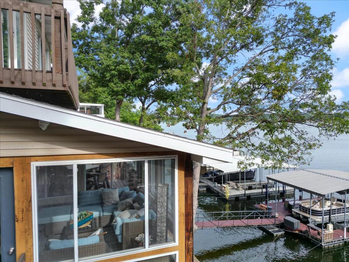 Captivating Views, Amazing Design and Lake Living