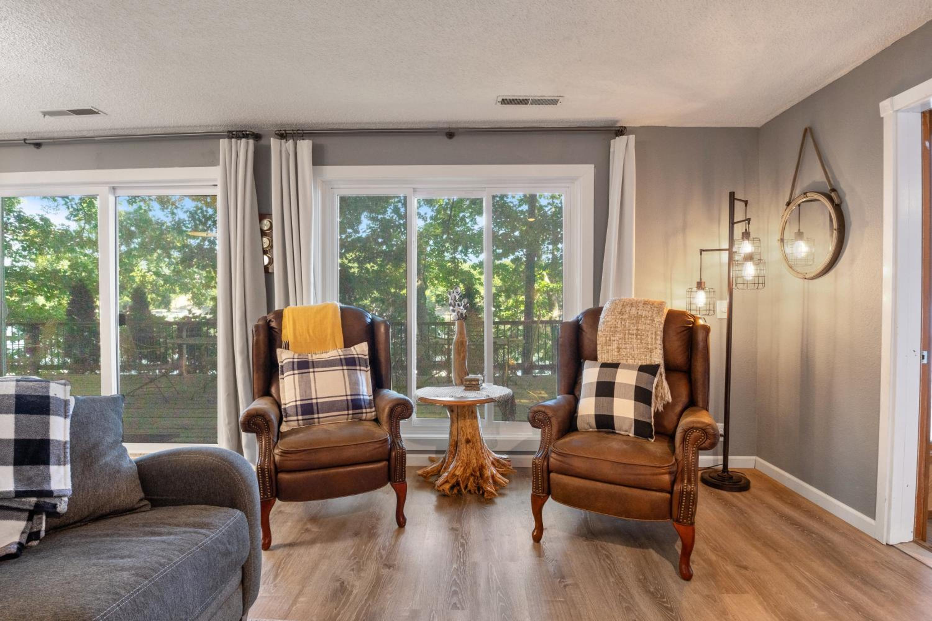 Firepit, Kayaks, Paddle Board, Lake Views, Great Location