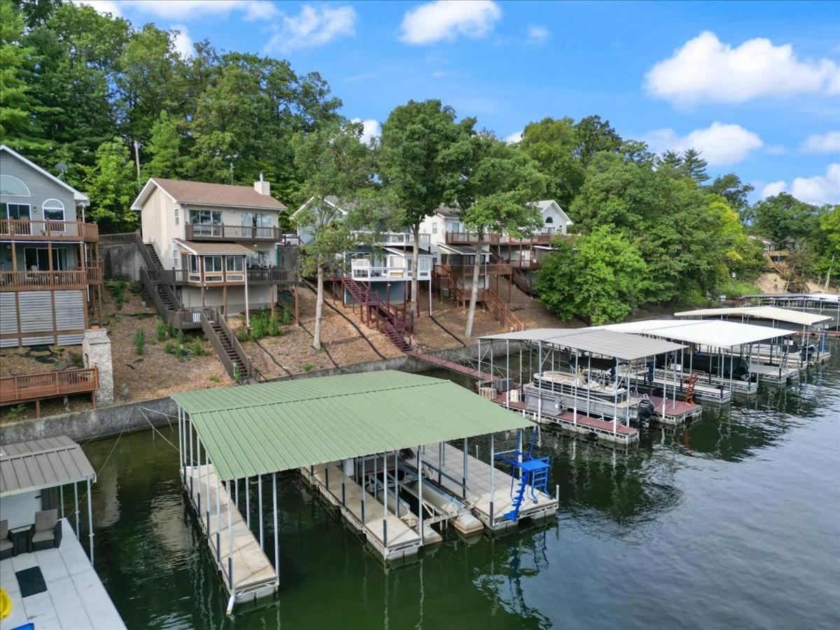 Captivating Views, Amazing Design and Lake Living