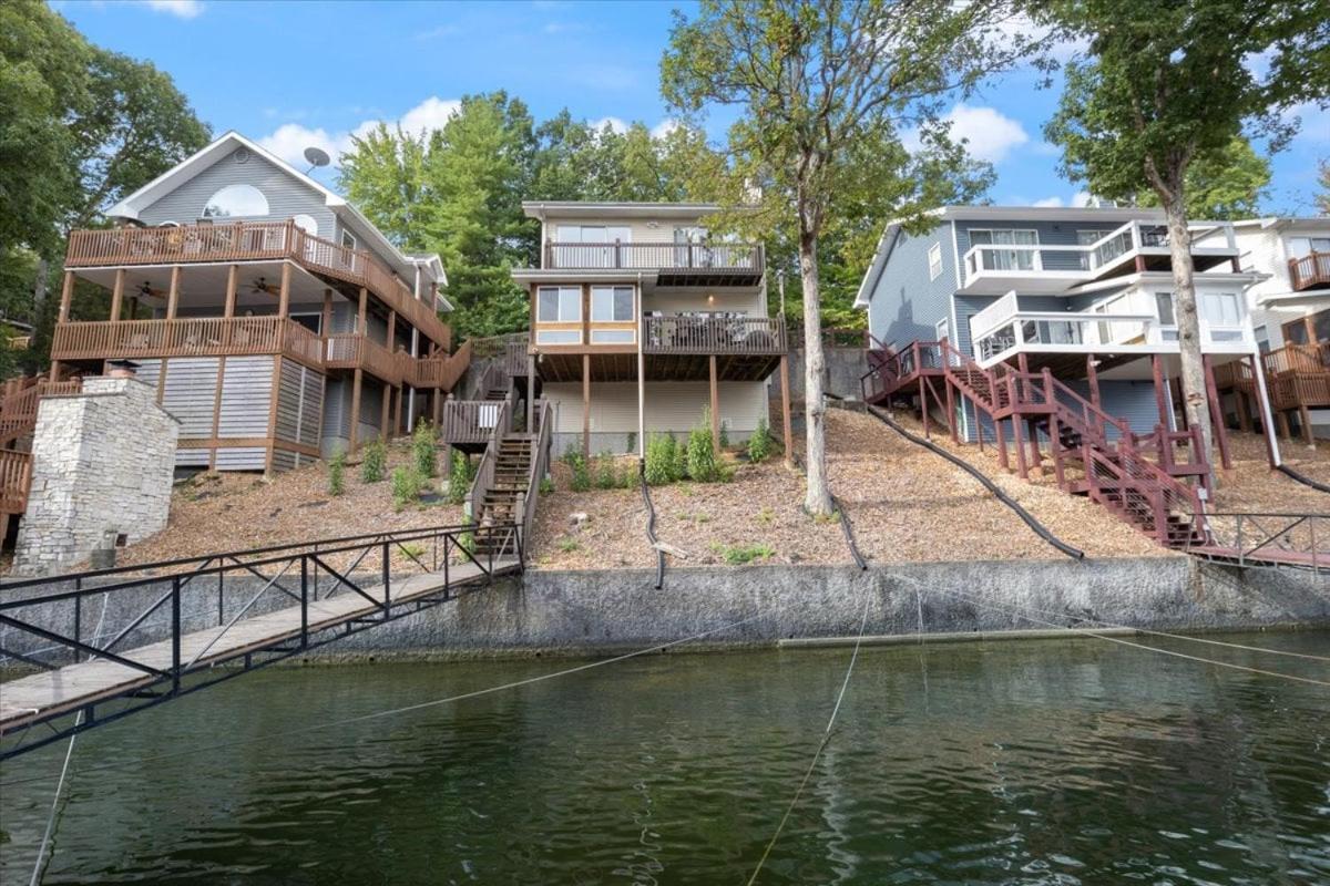 Captivating Views, Amazing Design and Lake Living