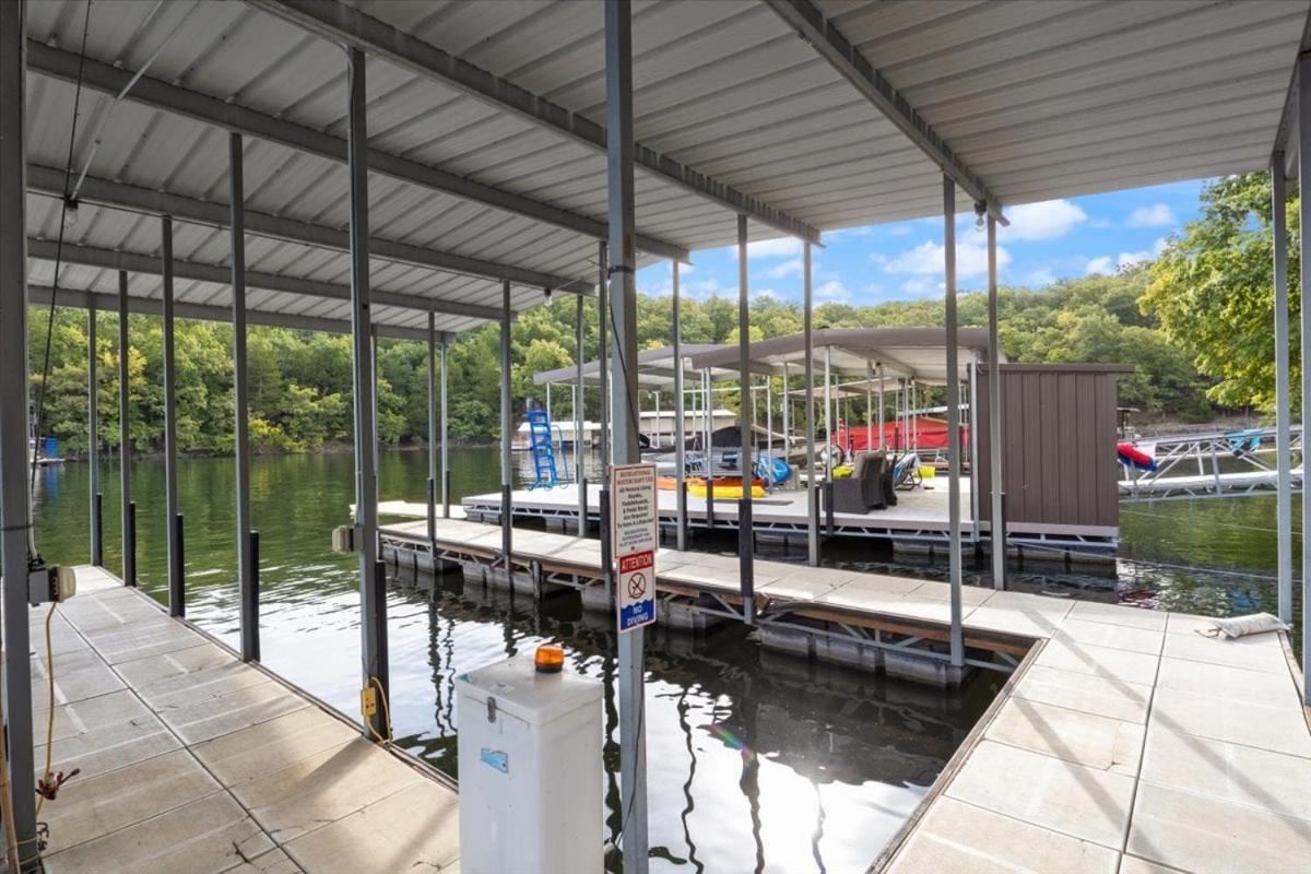 Captivating Views, Amazing Design and Lake Living