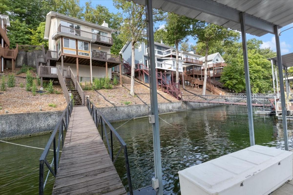 Captivating Views, Amazing Design and Lake Living