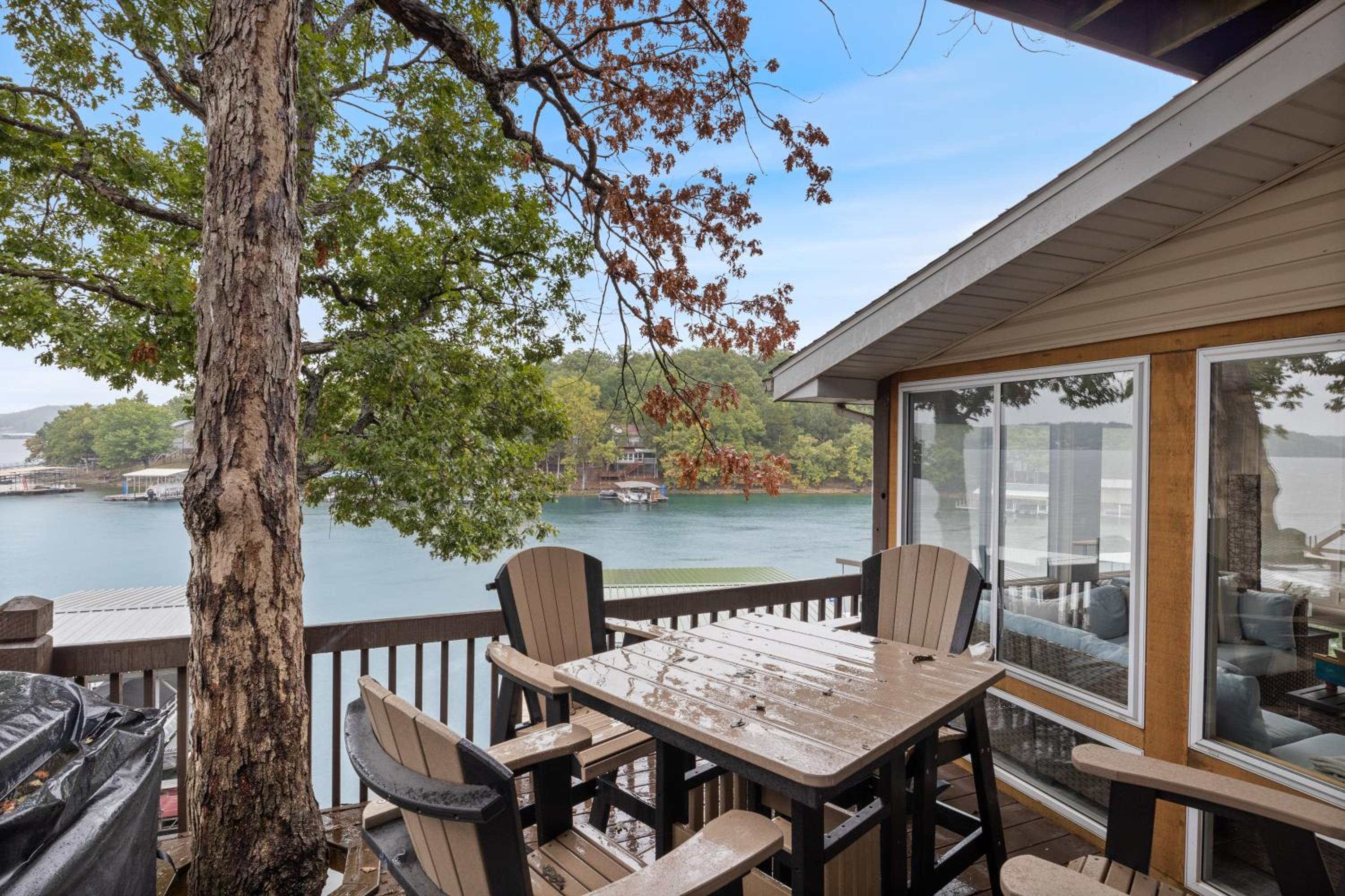 Captivating Views, Amazing Design and Lake Living