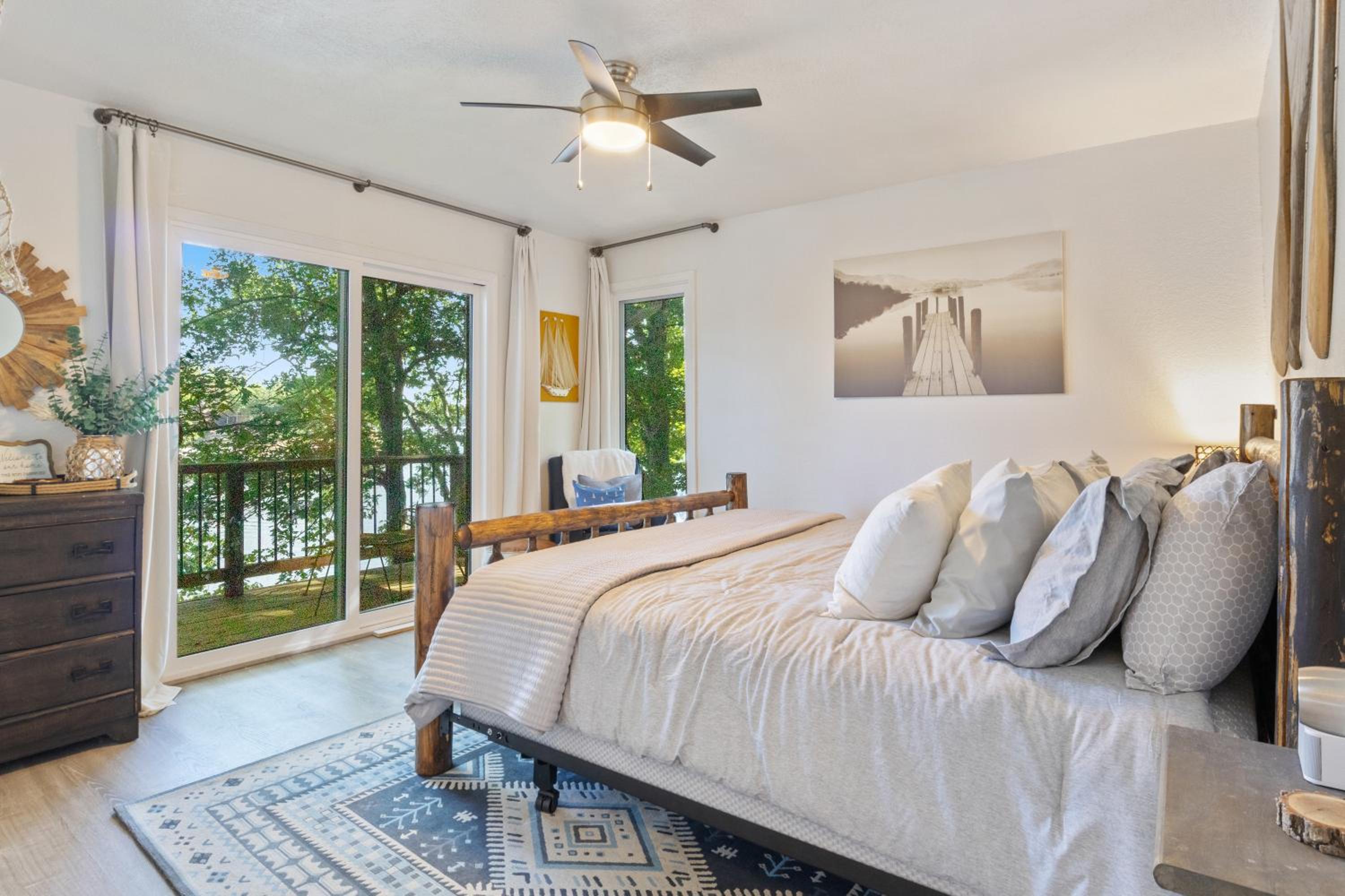 Firepit, Kayaks, Paddle Board, Lake Views, Great Location