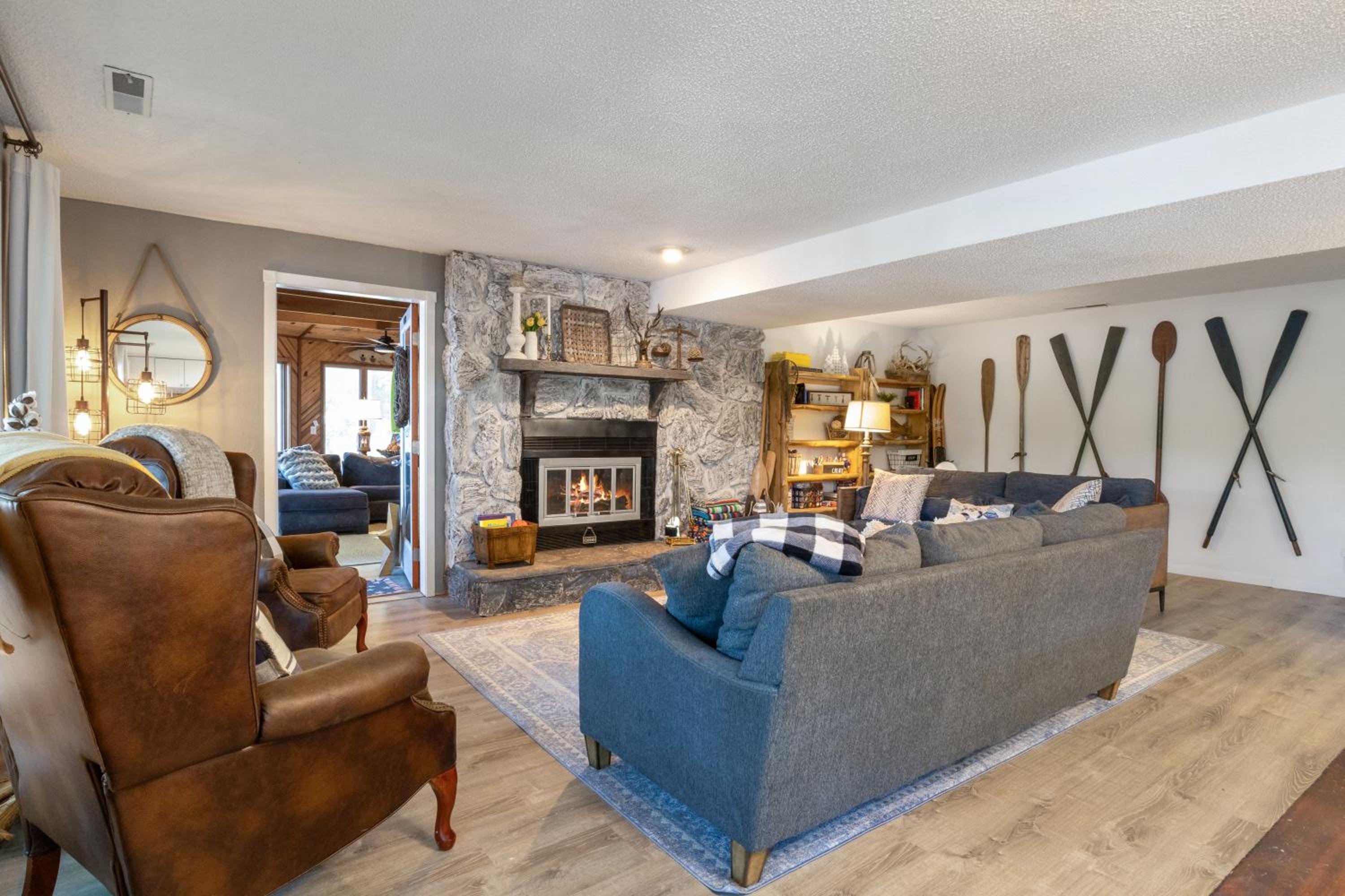 Firepit, Kayaks, Paddle Board, Lake Views, Great Location