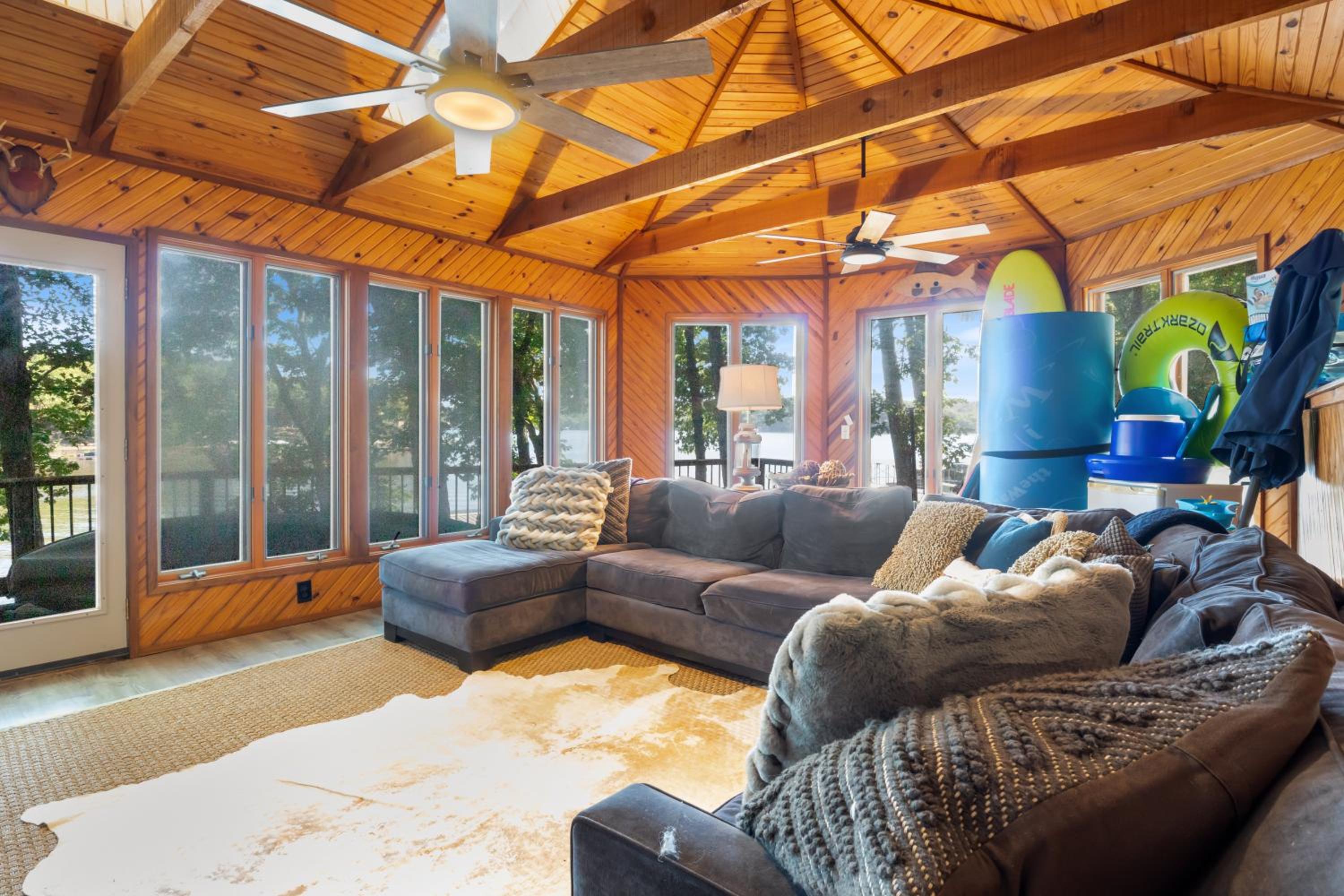 Firepit, Kayaks, Paddle Board, Lake Views, Great Location