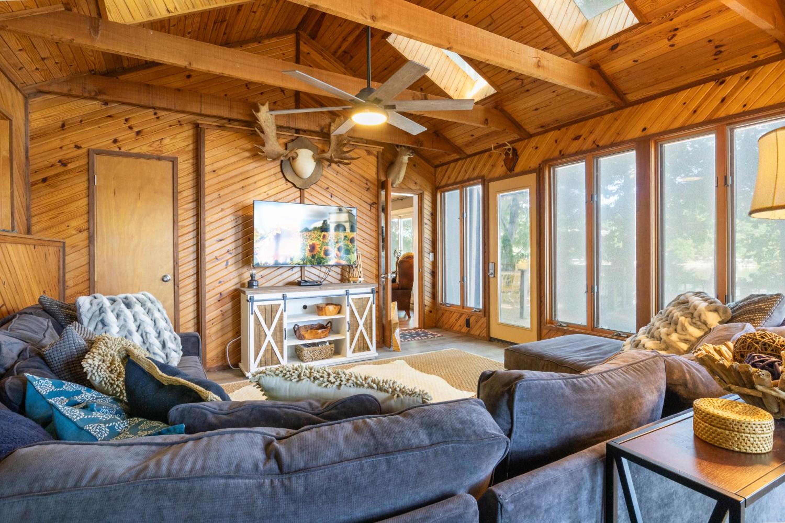 Firepit, Kayaks, Paddle Board, Lake Views, Great Location