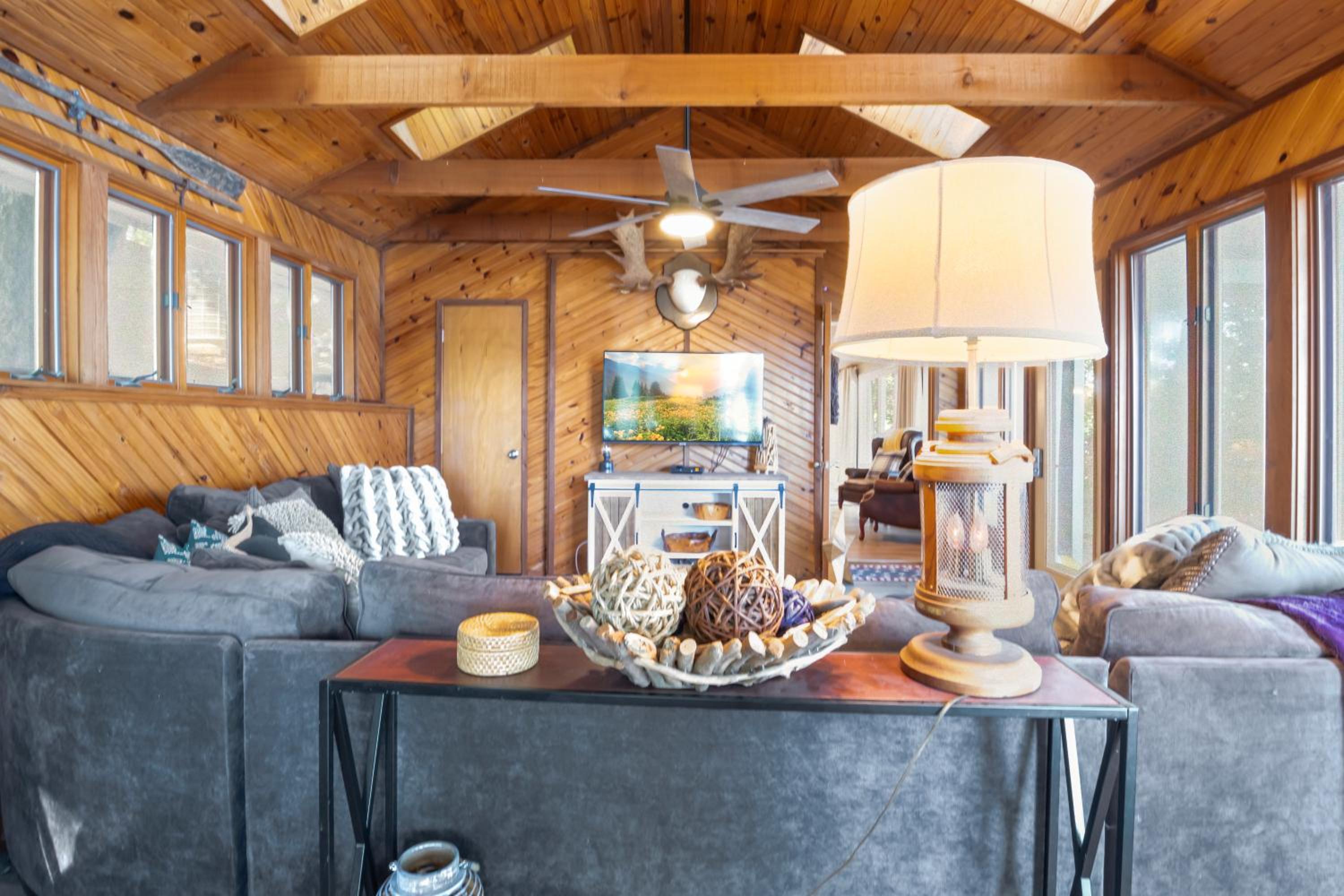 Firepit, Kayaks, Paddle Board, Lake Views, Great Location