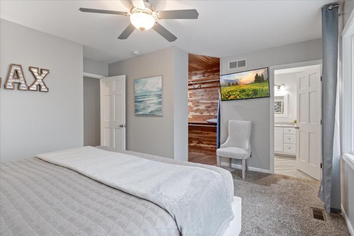 Game Room, Dock Life, Fire Pit & Hot Tub!