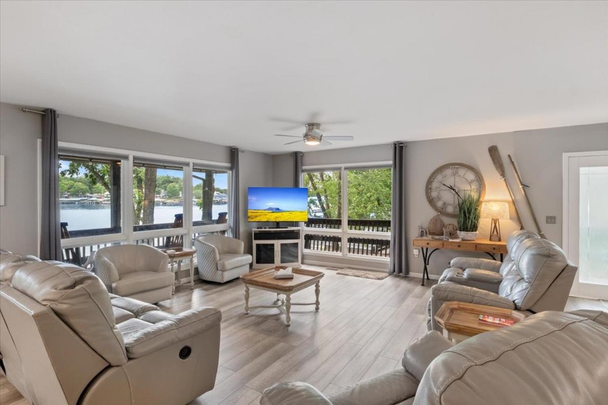 Game Room, Dock Life, Fire Pit & Hot Tub!