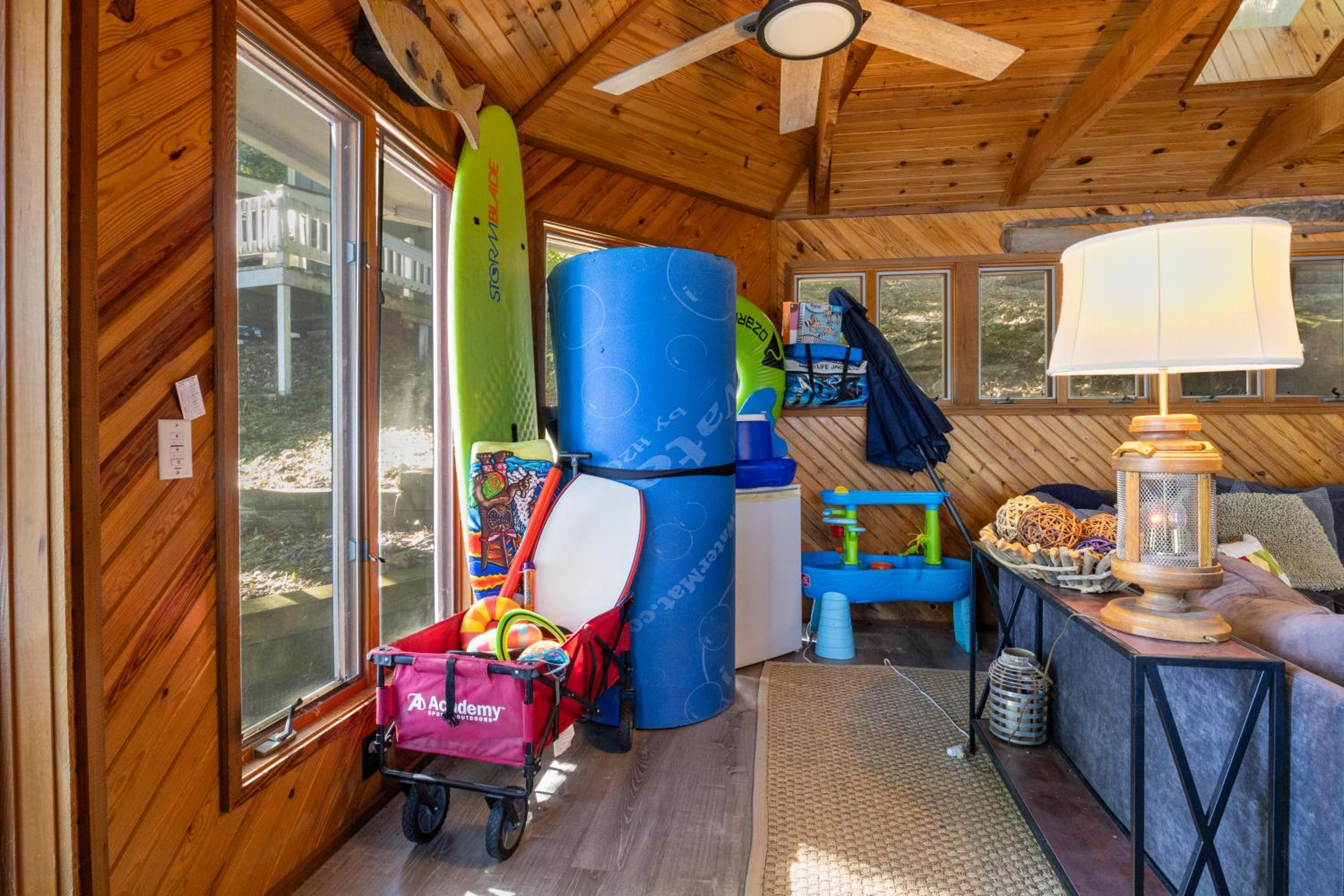 Firepit, Kayaks, Paddle Board, Lake Views, Great Location