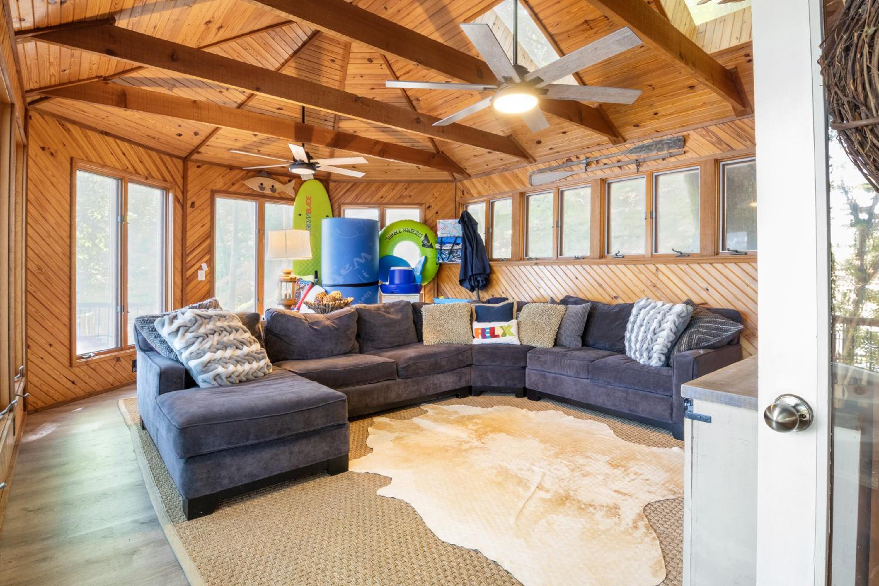 Firepit, Kayaks, Paddle Board, Lake Views, Great Location