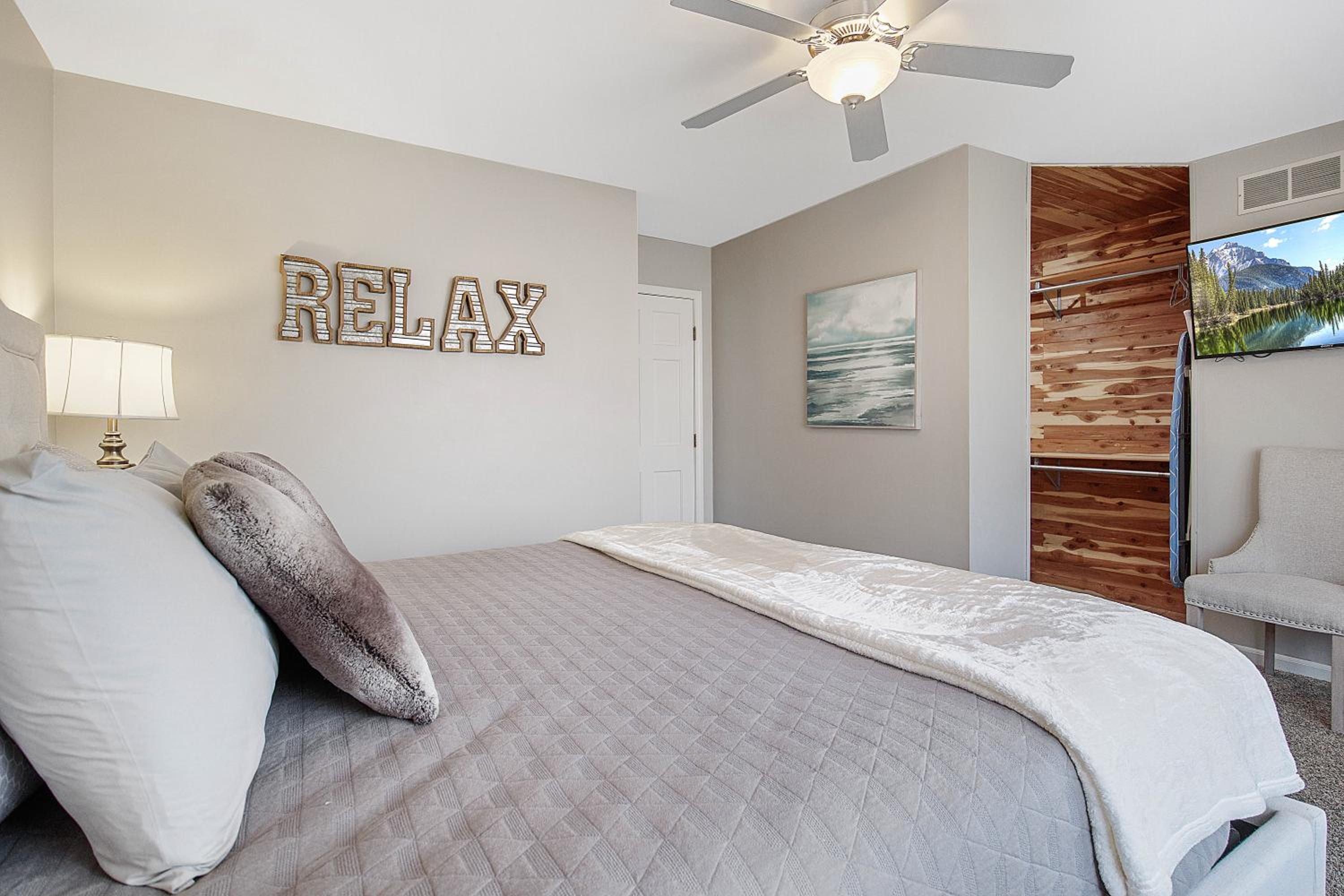 Game Room, Dock Life, Fire Pit & Hot Tub!
