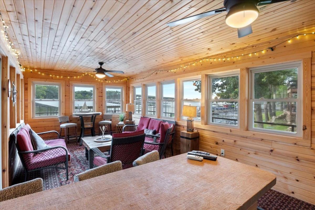 Game Room, Dock Life, Fire Pit & Hot Tub!