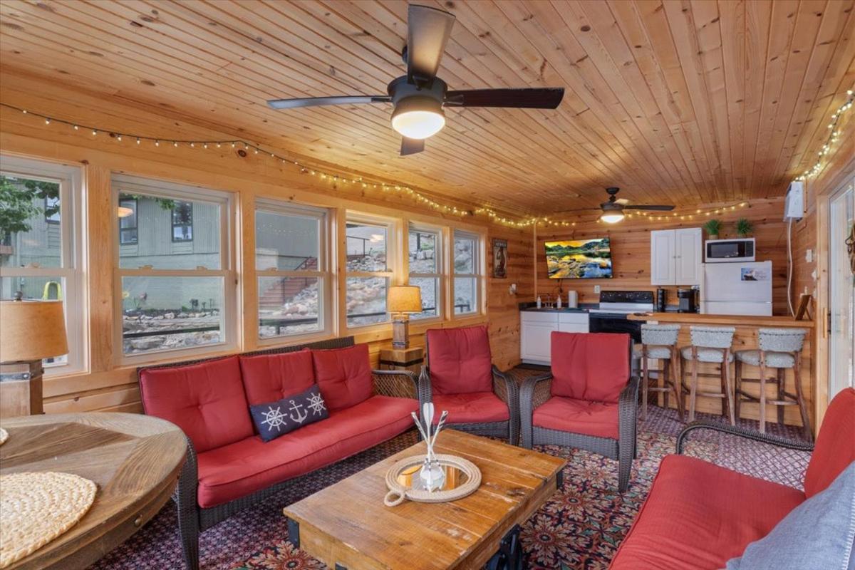 Game Room, Dock Life, Fire Pit & Hot Tub!