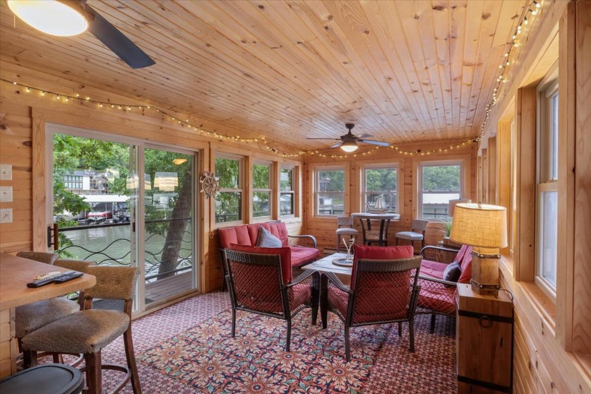 Game Room, Dock Life, Fire Pit & Hot Tub!