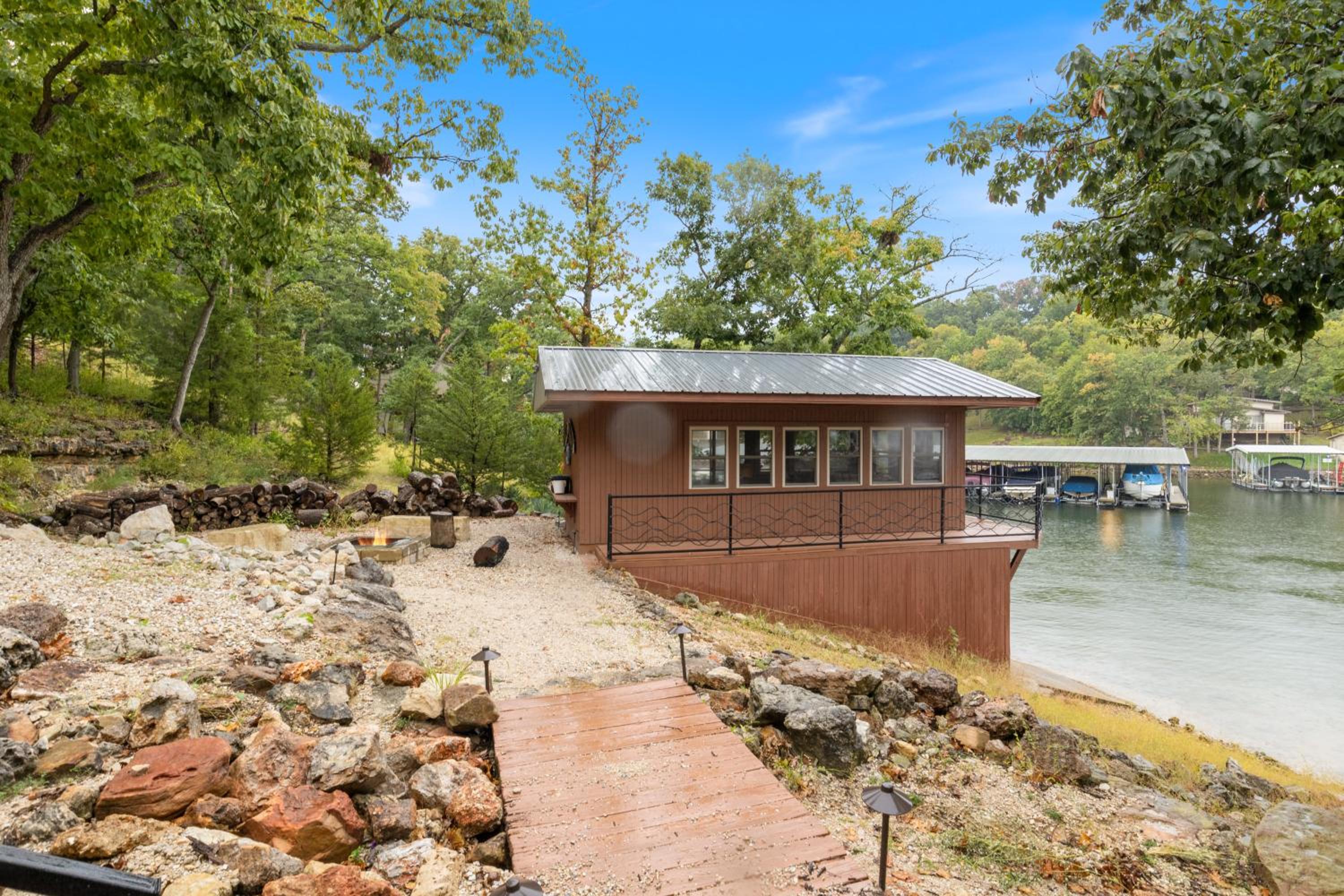 Game Room, Dock Life, Fire Pit & Hot Tub!