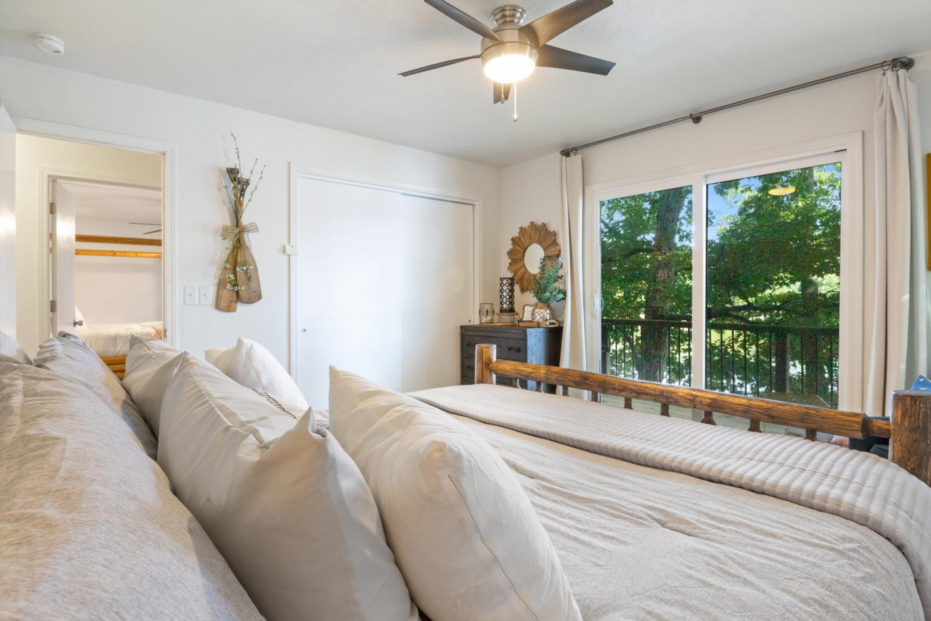 Firepit, Kayaks, Paddle Board, Lake Views, Great Location