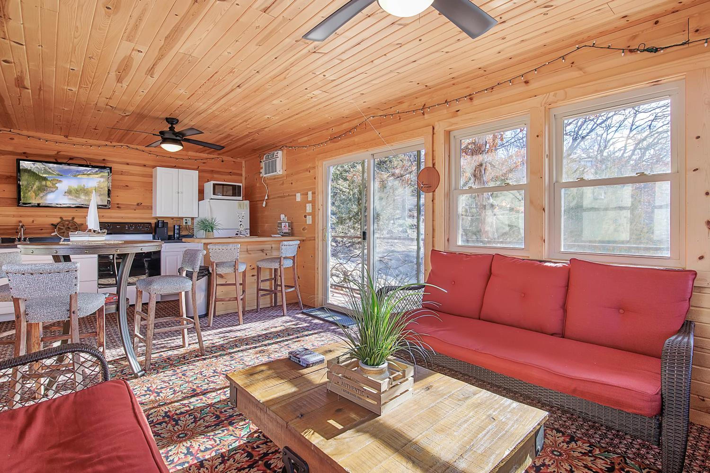 Game Room, Dock Life, Fire Pit & Hot Tub!