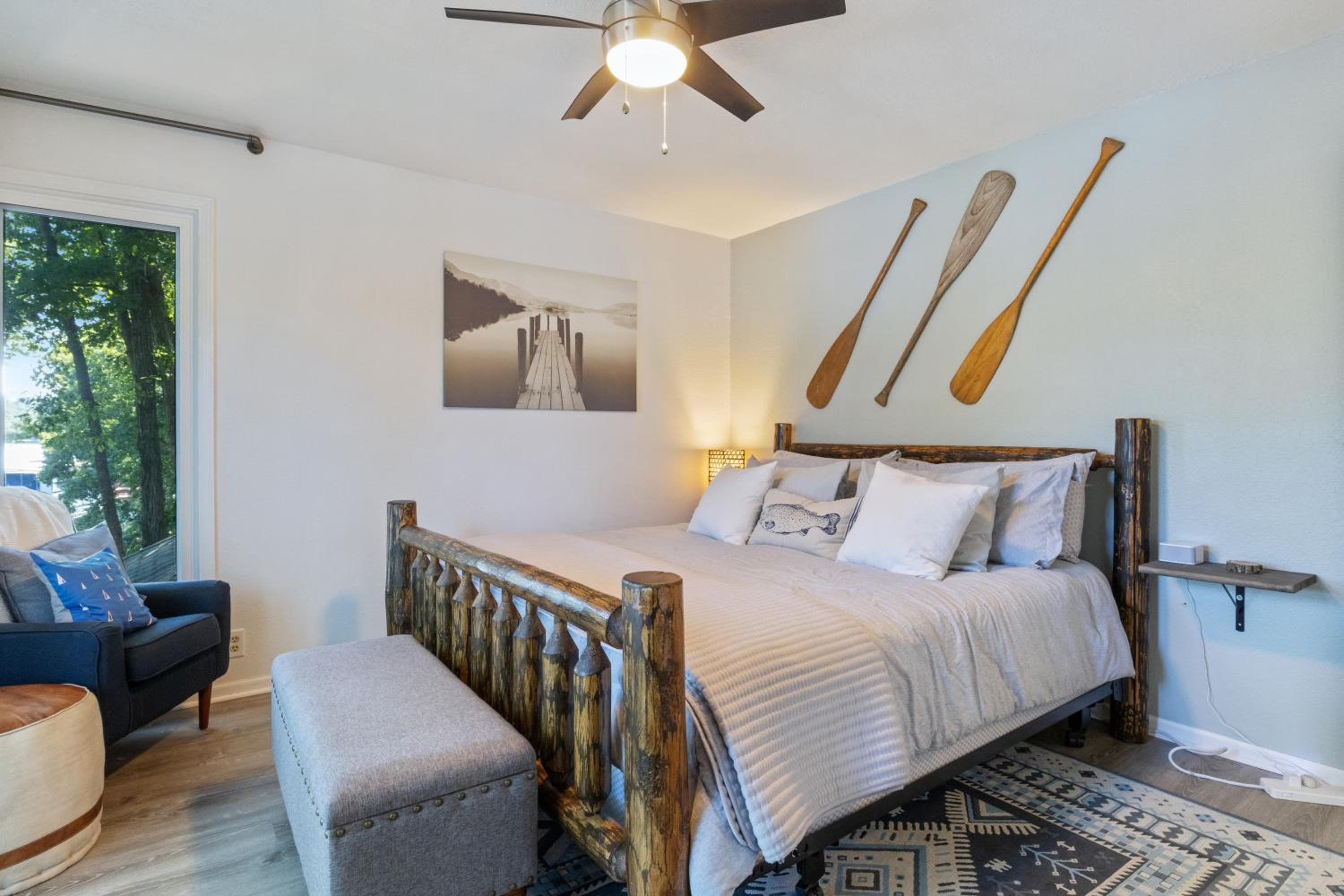 Firepit, Kayaks, Paddle Board, Lake Views, Great Location