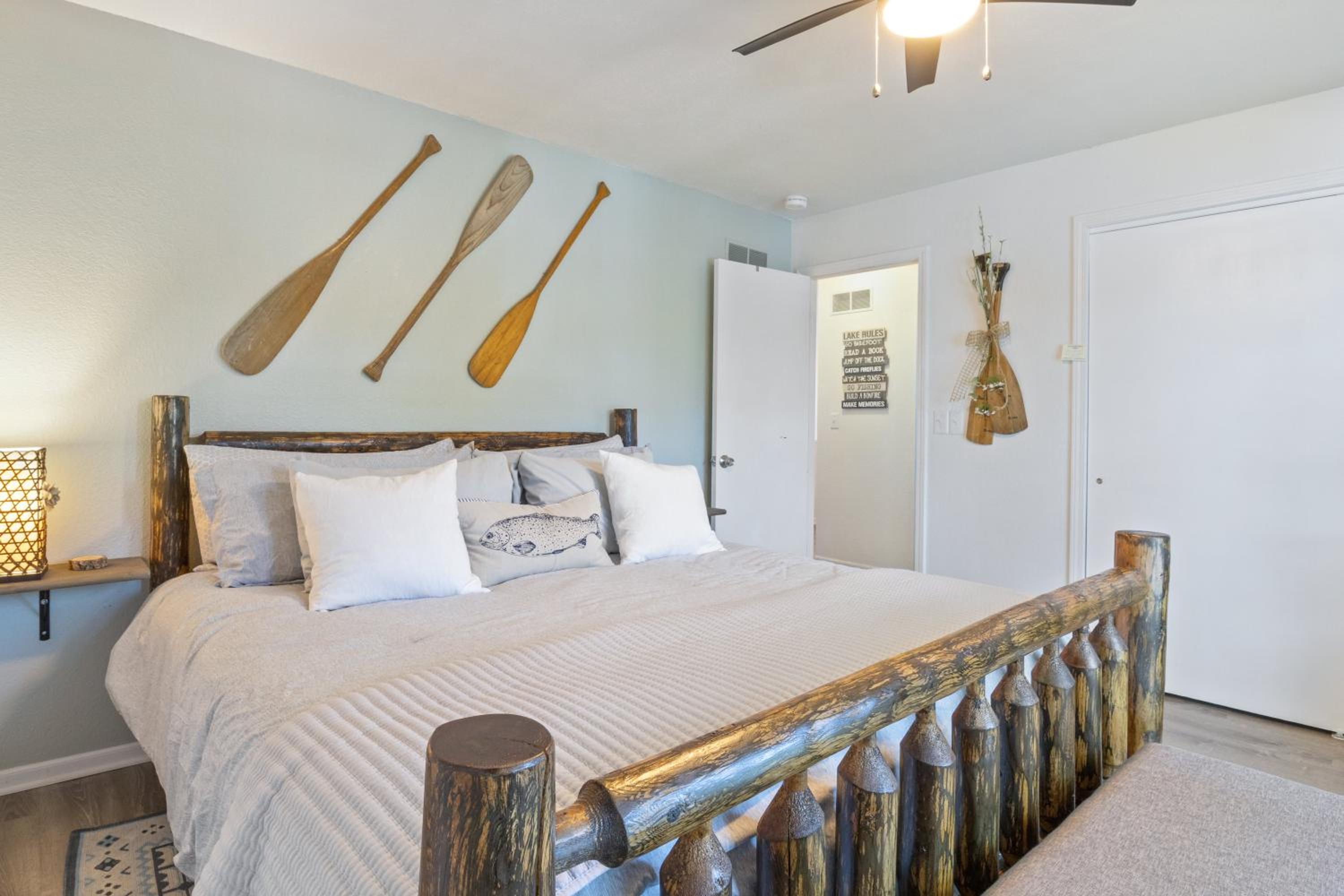 Firepit, Kayaks, Paddle Board, Lake Views, Great Location