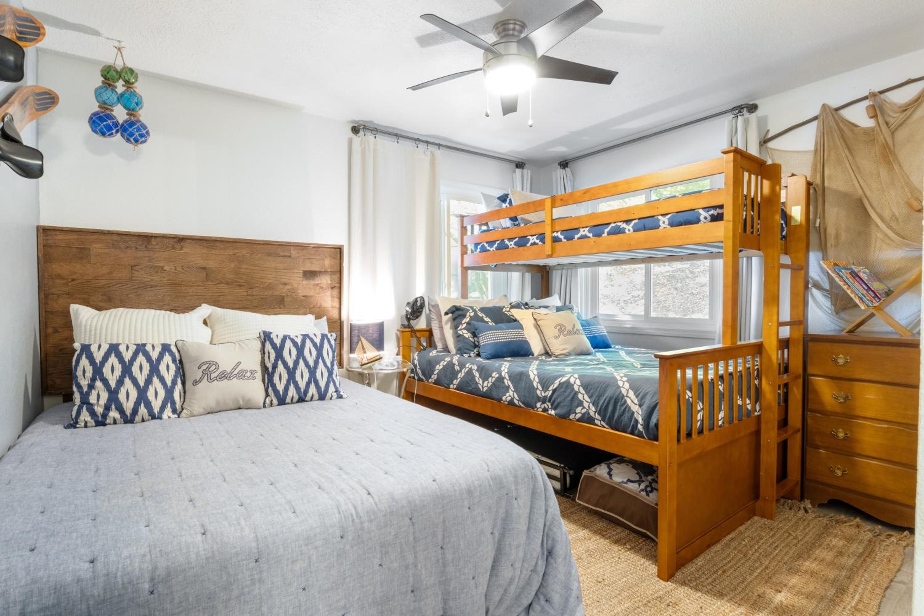 Firepit, Kayaks, Paddle Board, Lake Views, Great Location