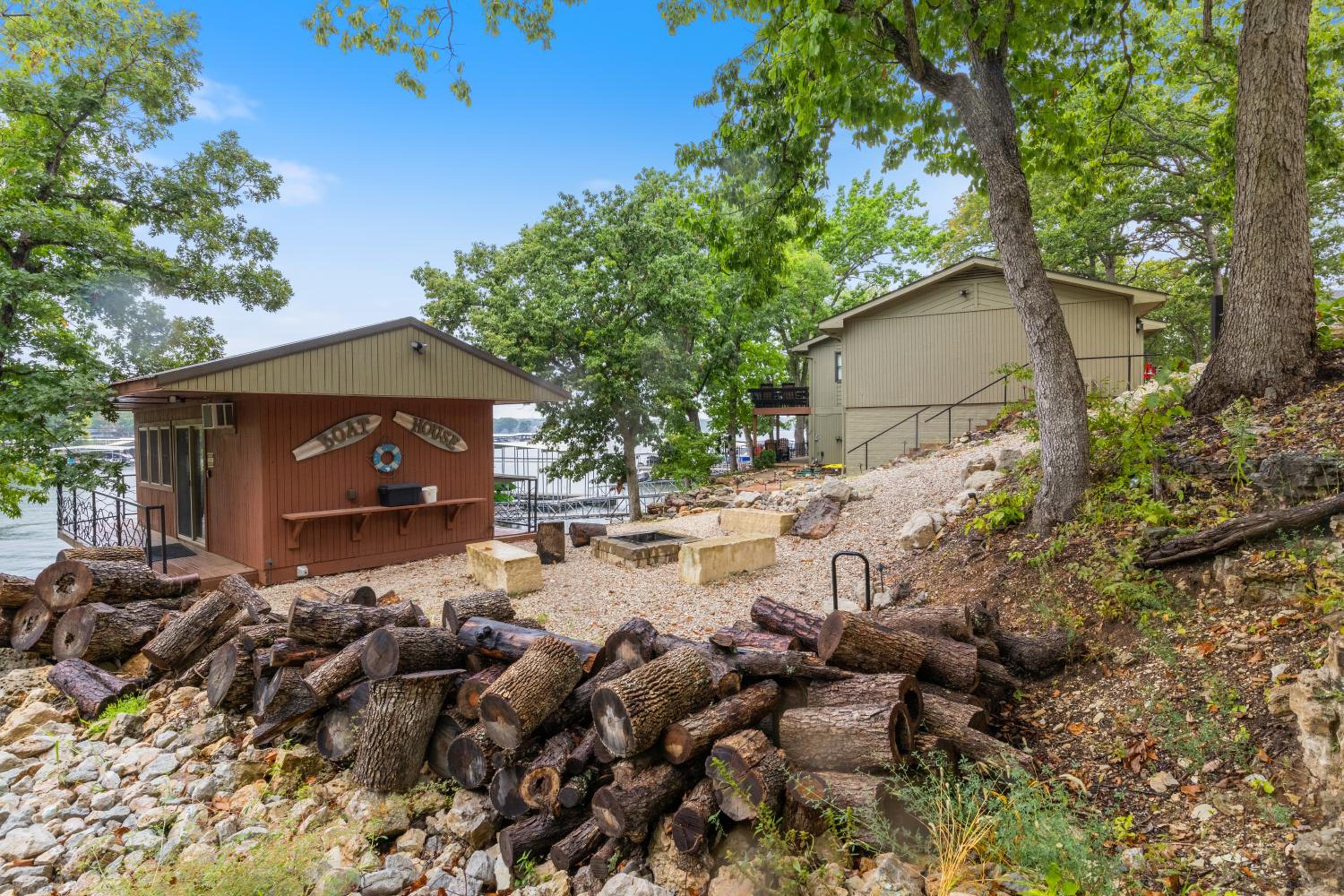 Game Room, Dock Life, Fire Pit & Hot Tub!