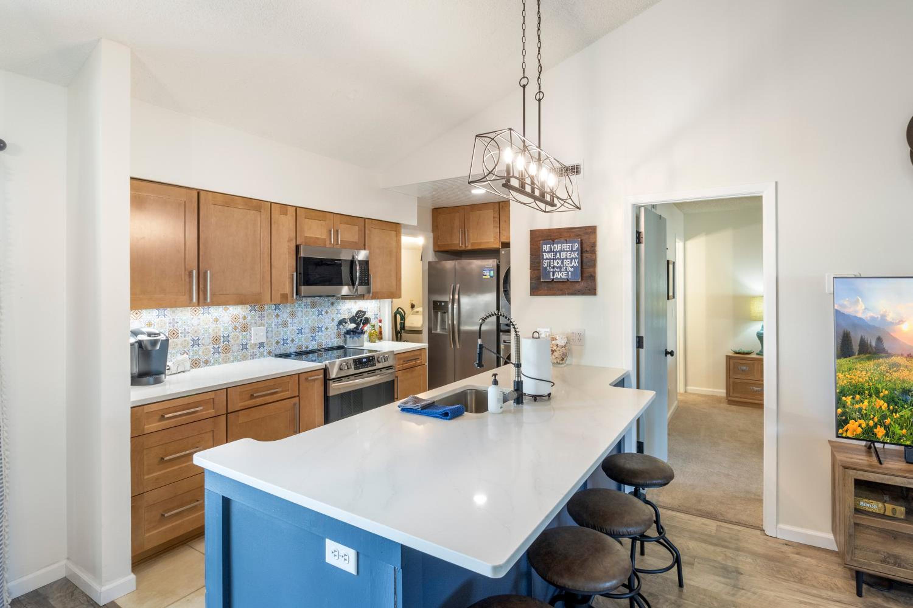Fairway and Lake Views with Hot Tub, Fire Pit and Spacious Rooms