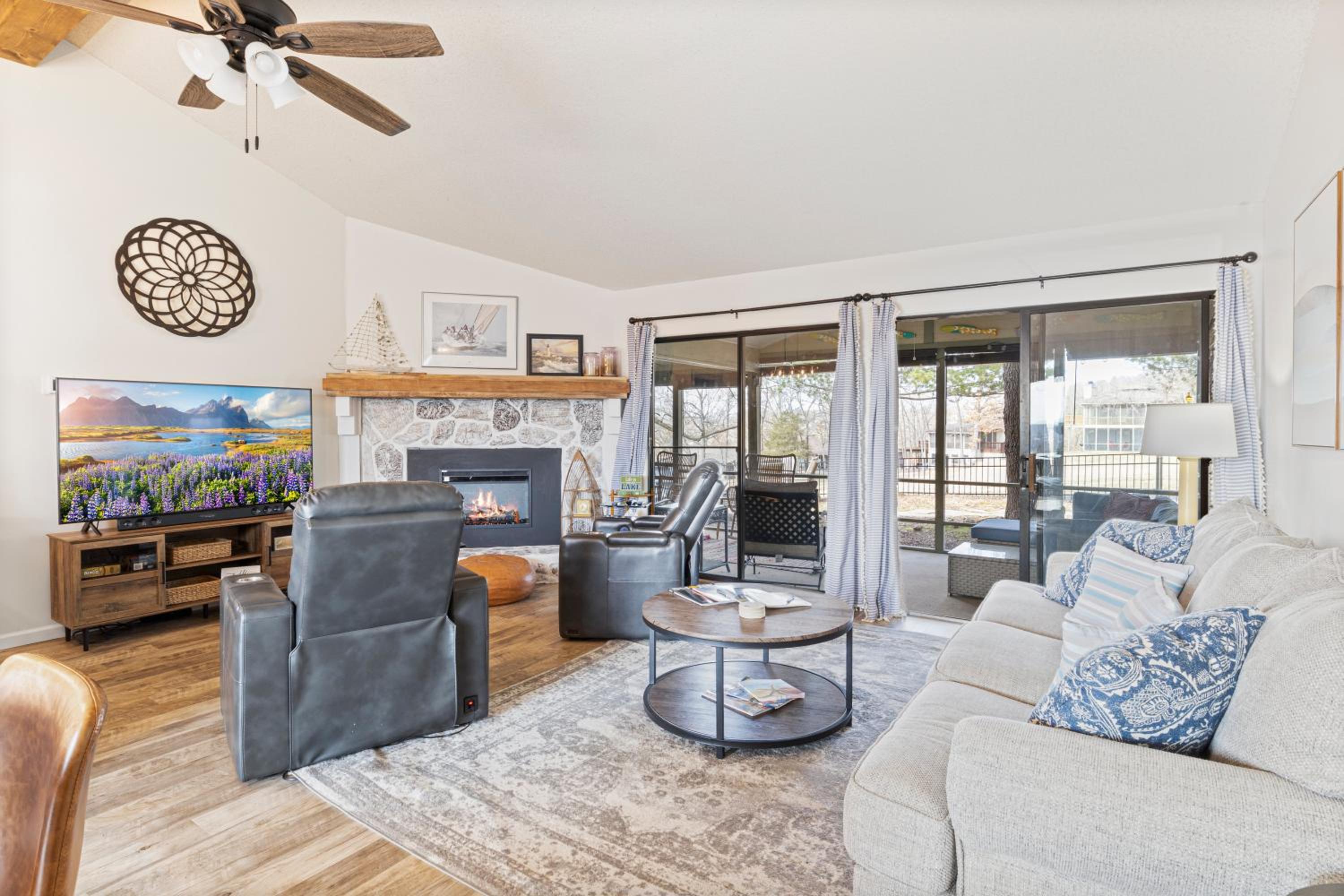 Fairway and Lake Views with Hot Tub, Fire Pit and Spacious Rooms