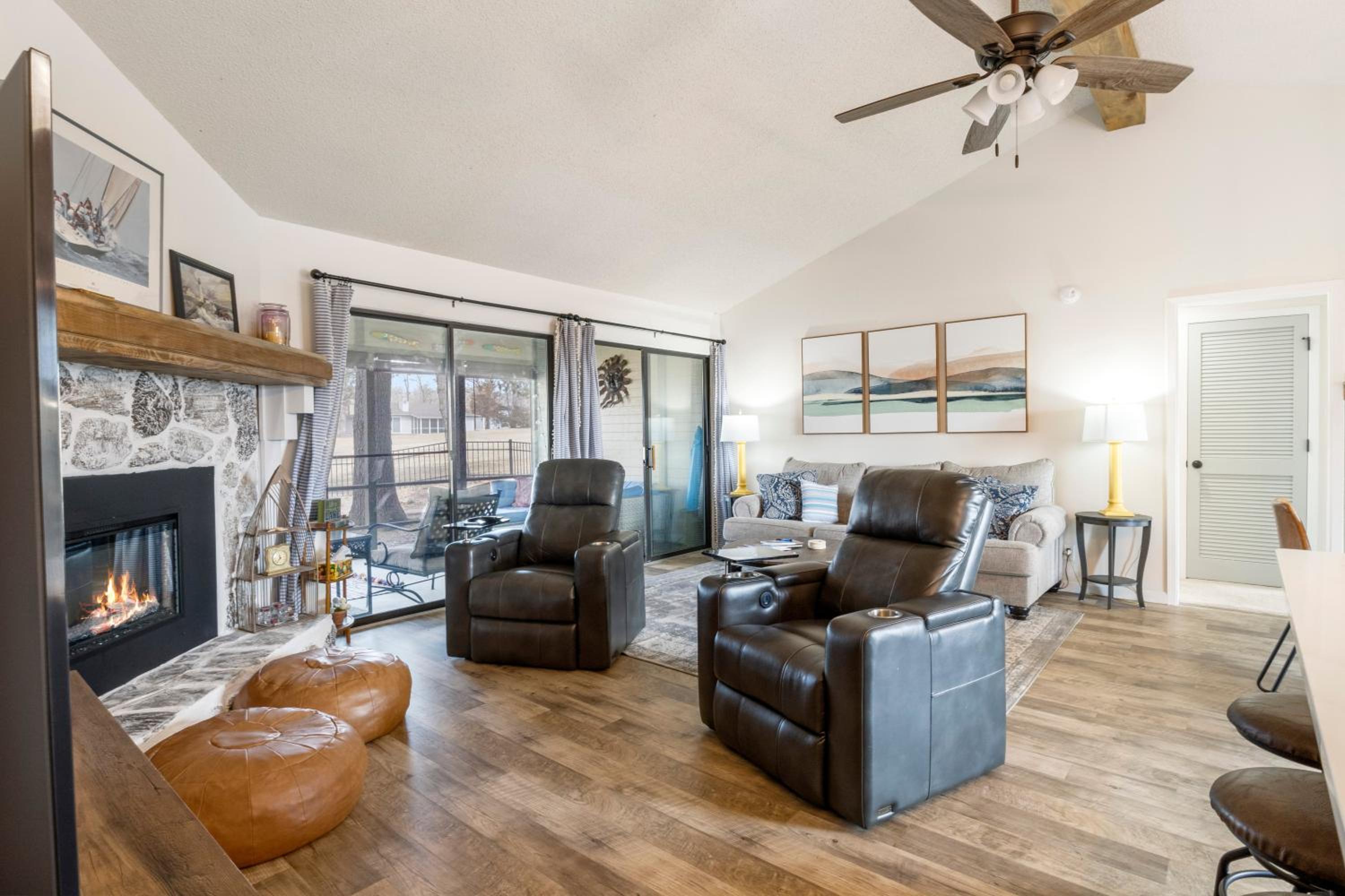 Fairway and Lake Views with Hot Tub, Fire Pit and Spacious Rooms